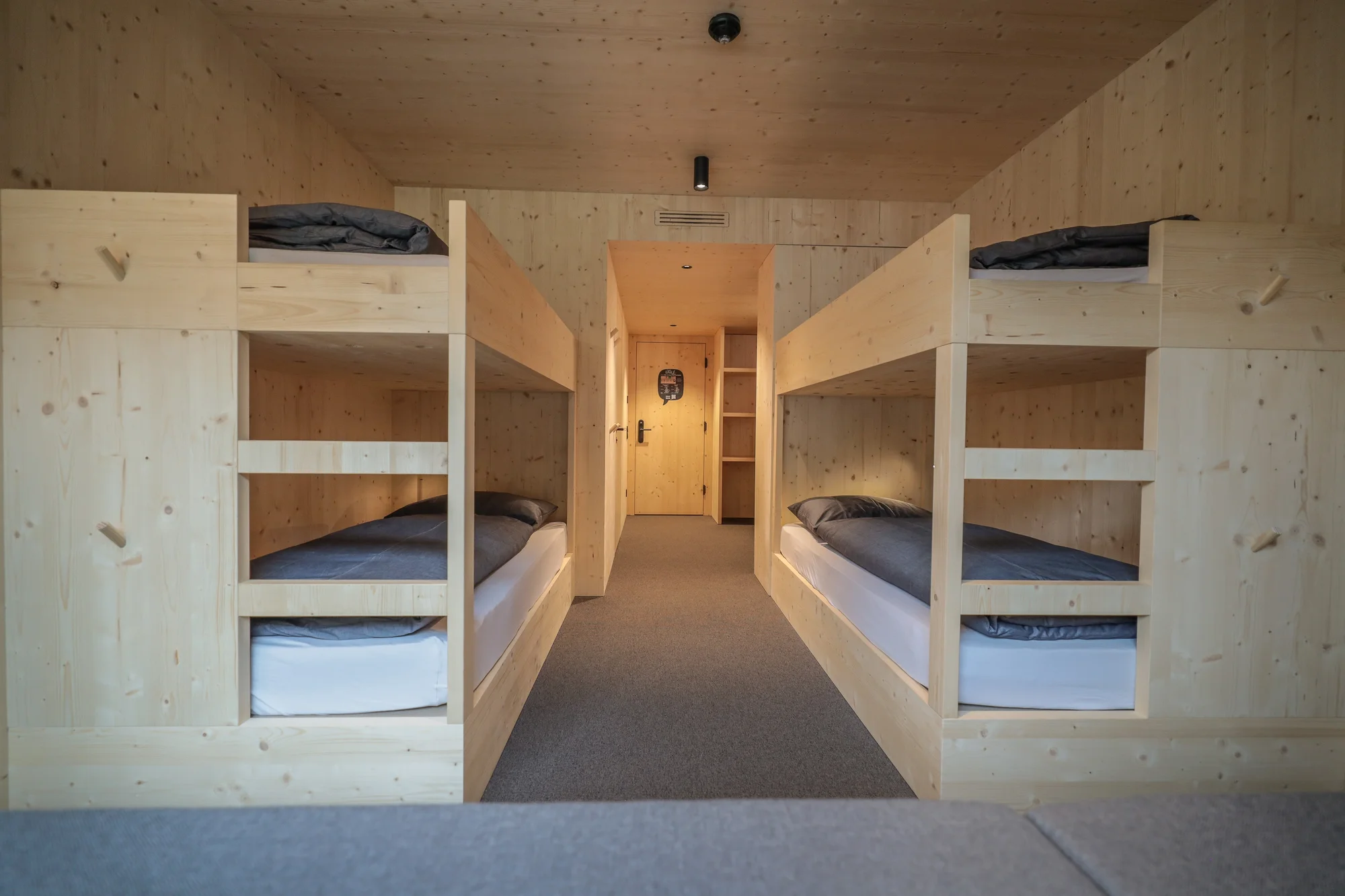 Zima ve vorarlberských Alpách: moderní hotel se snídaní, 30 m od vleku