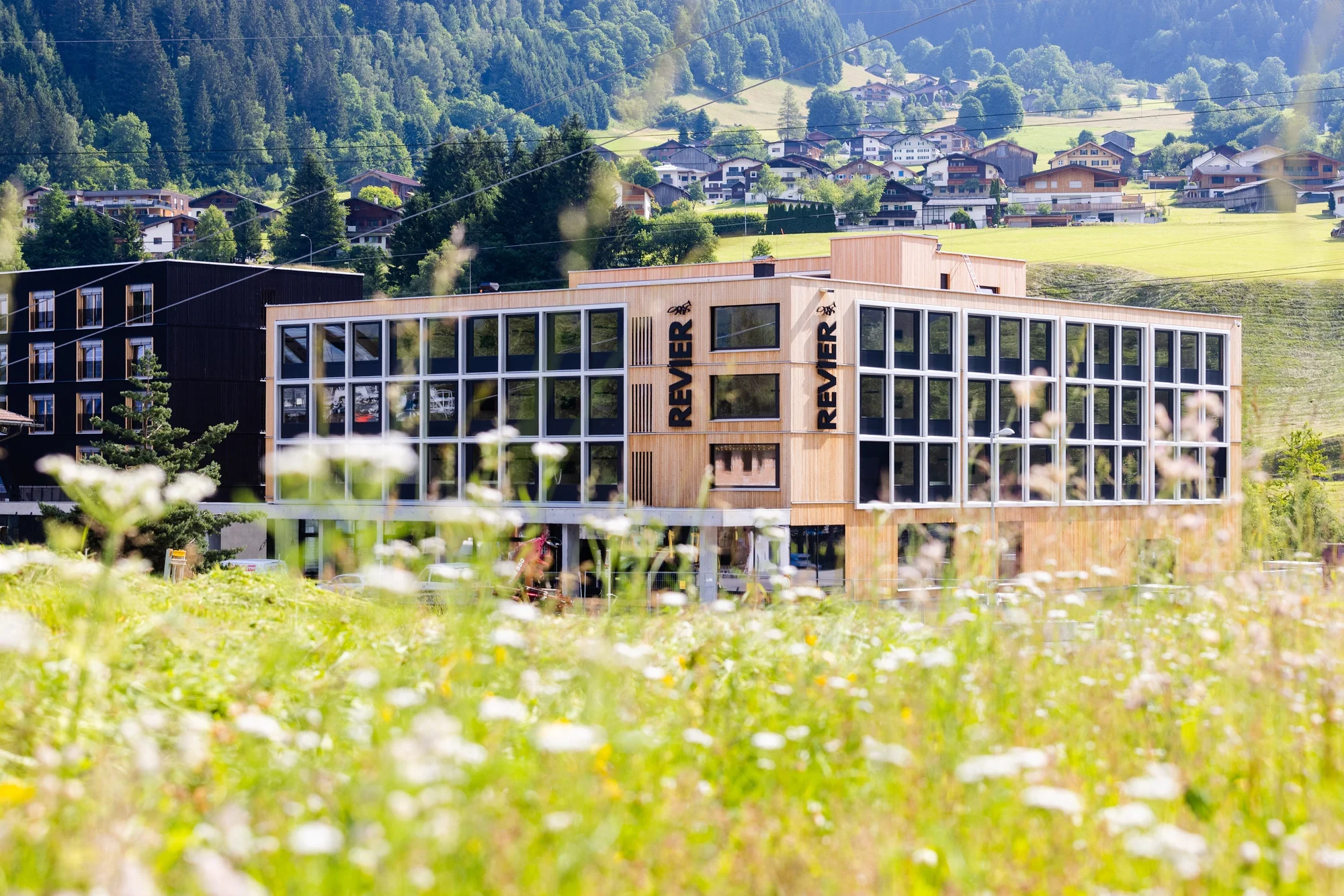 Zima ve vorarlberských Alpách: moderní hotel se snídaní, 30 m od vleku