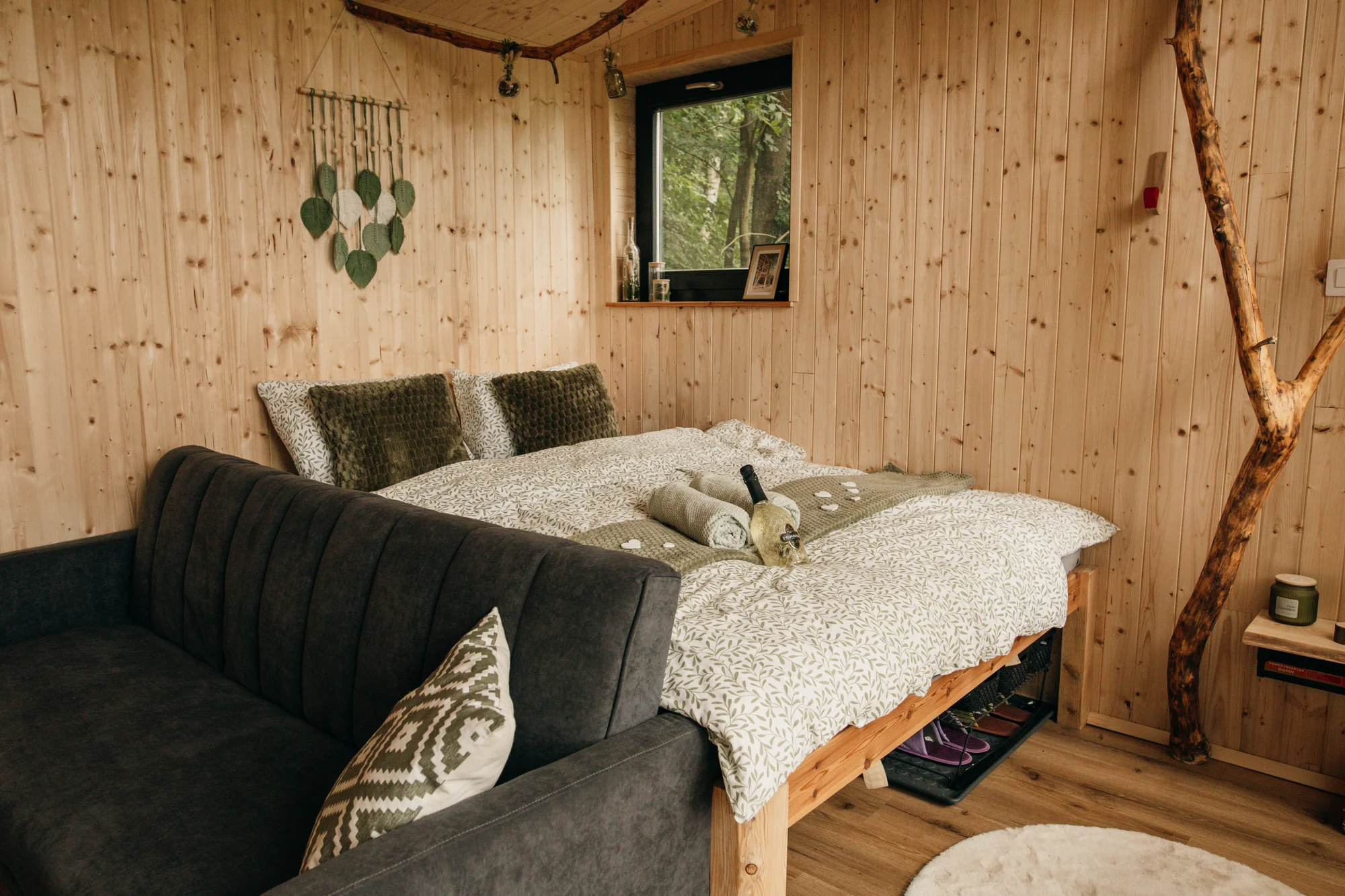 Vybavený treehouse na úpatí Krušných hor: terasa, houpací křesla i gril