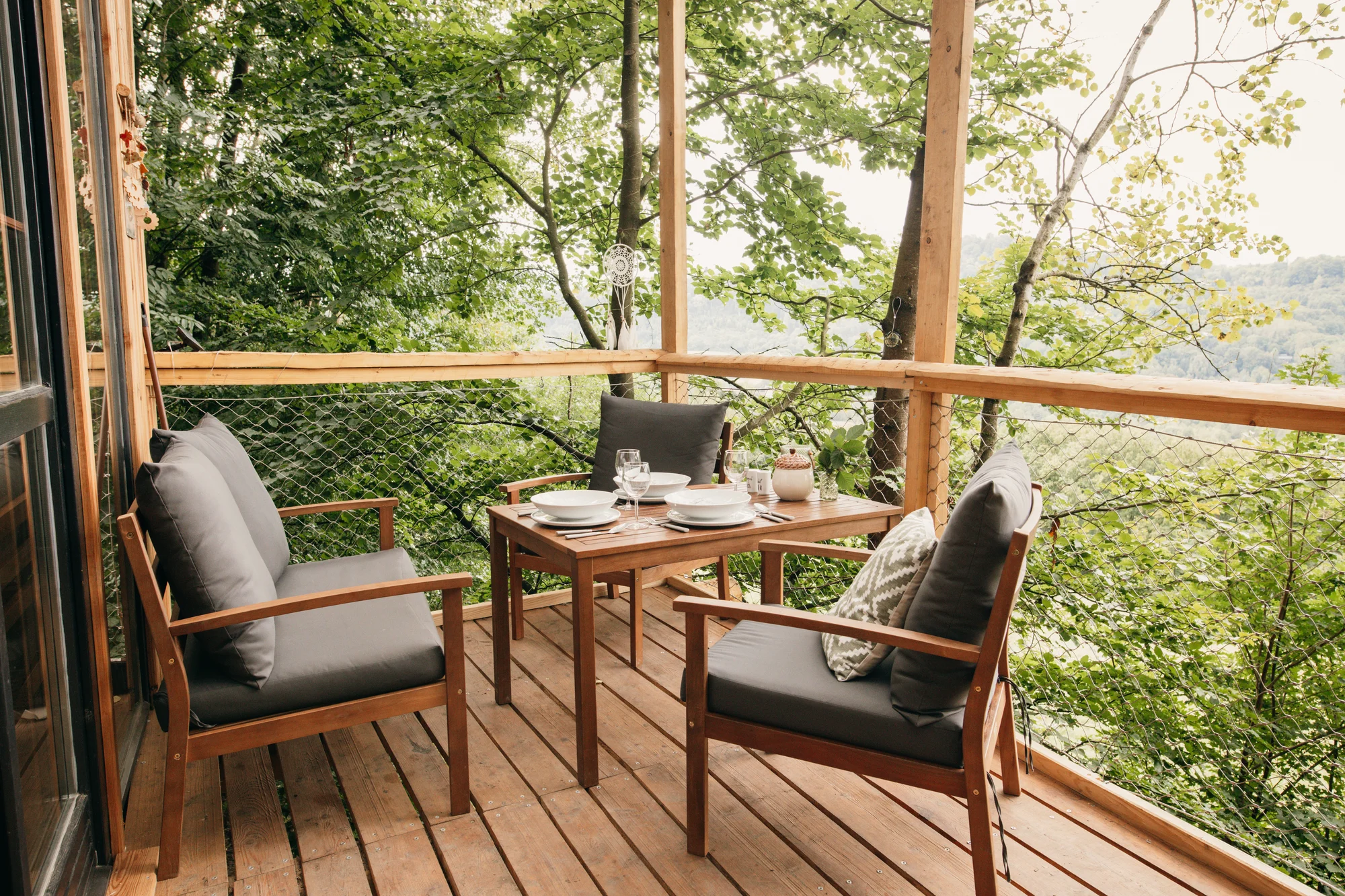 Vybavený treehouse na úpatí Krušných hor: terasa, houpací křesla i gril