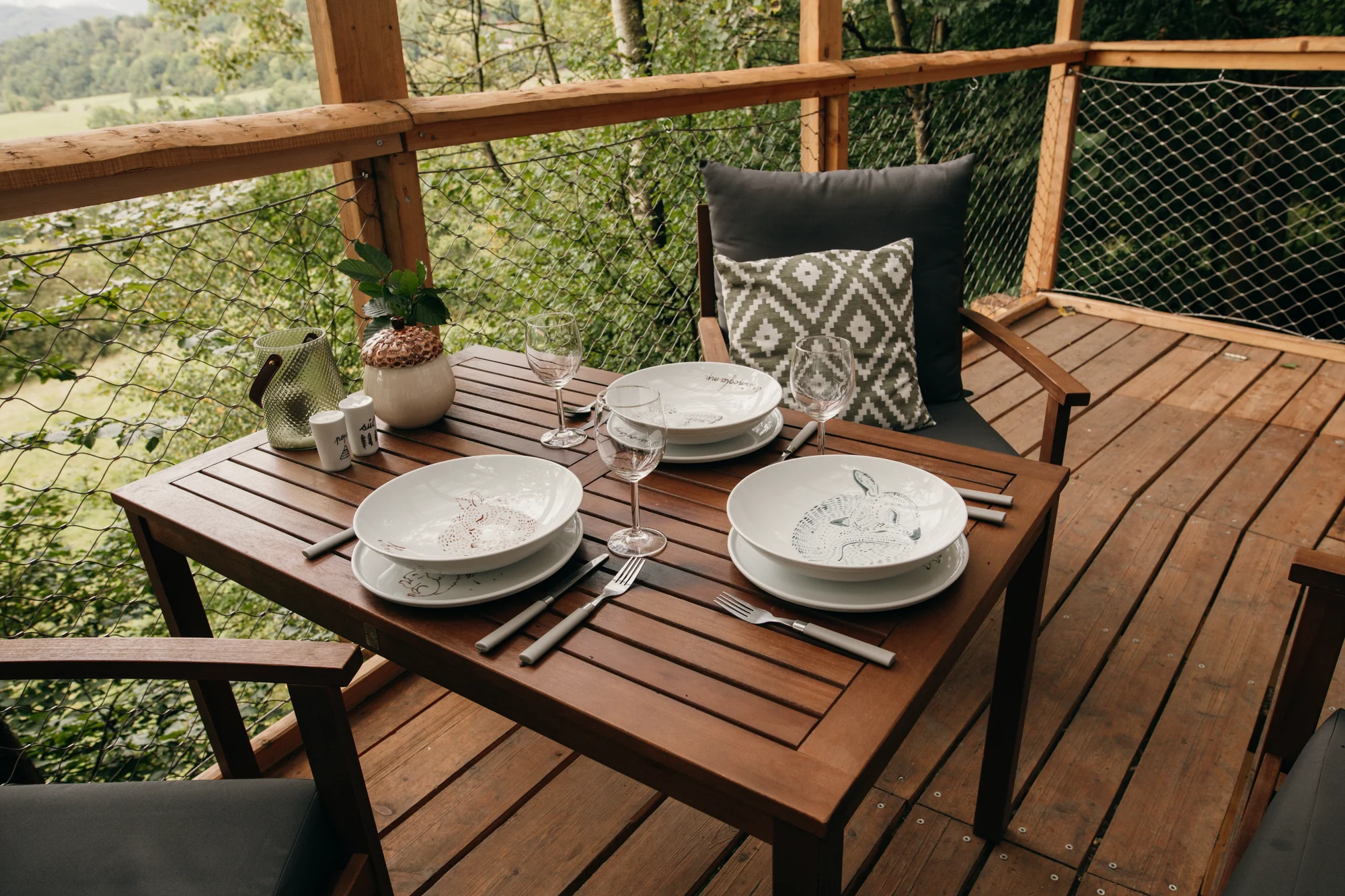 Vybavený treehouse na úpatí Krušných hor: terasa, houpací křesla i gril