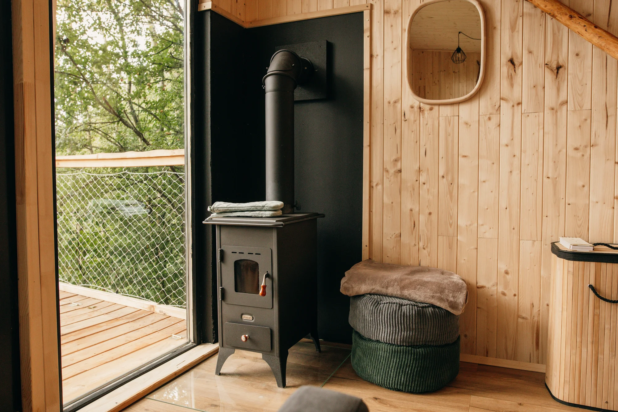 Vybavený treehouse na úpatí Krušných hor: terasa, houpací křesla i gril