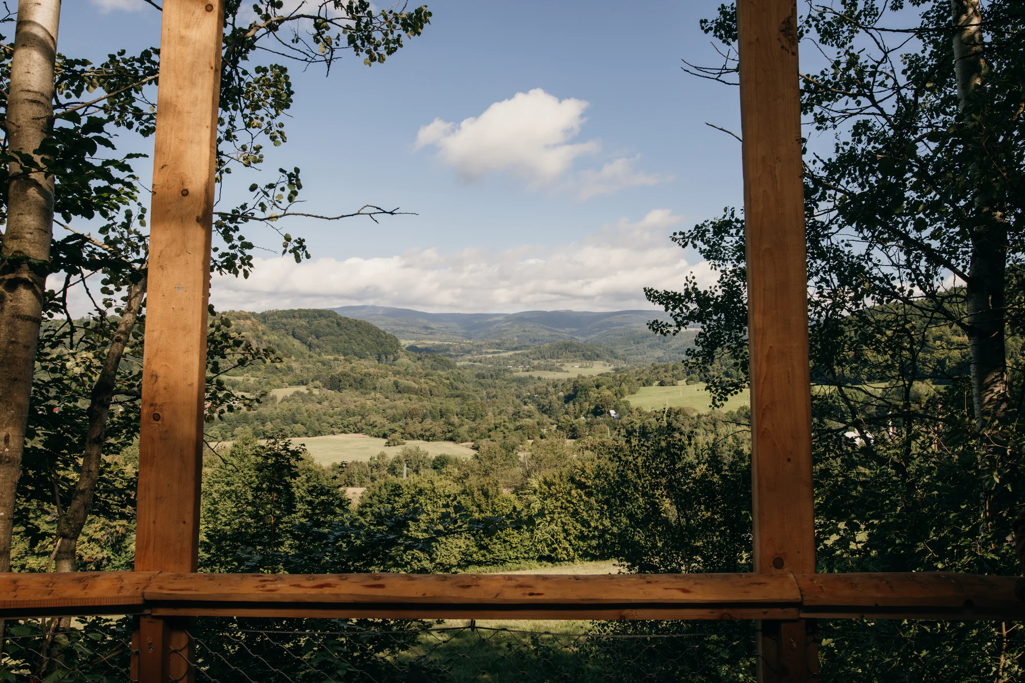 Vybavený treehouse na úpatí Krušných hor: terasa, houpací křesla i gril