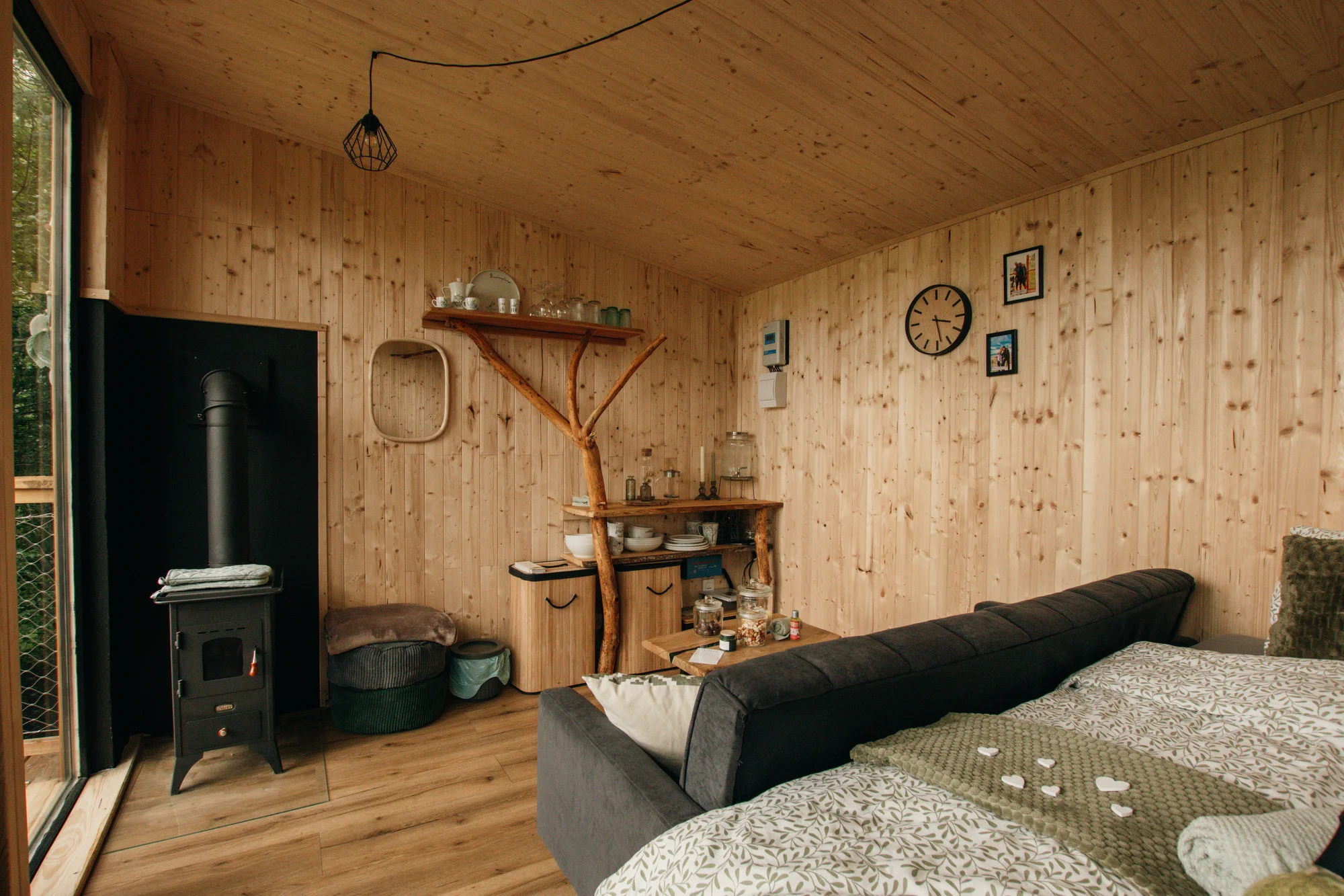 Vybavený treehouse na úpatí Krušných hor: terasa, houpací křesla i gril