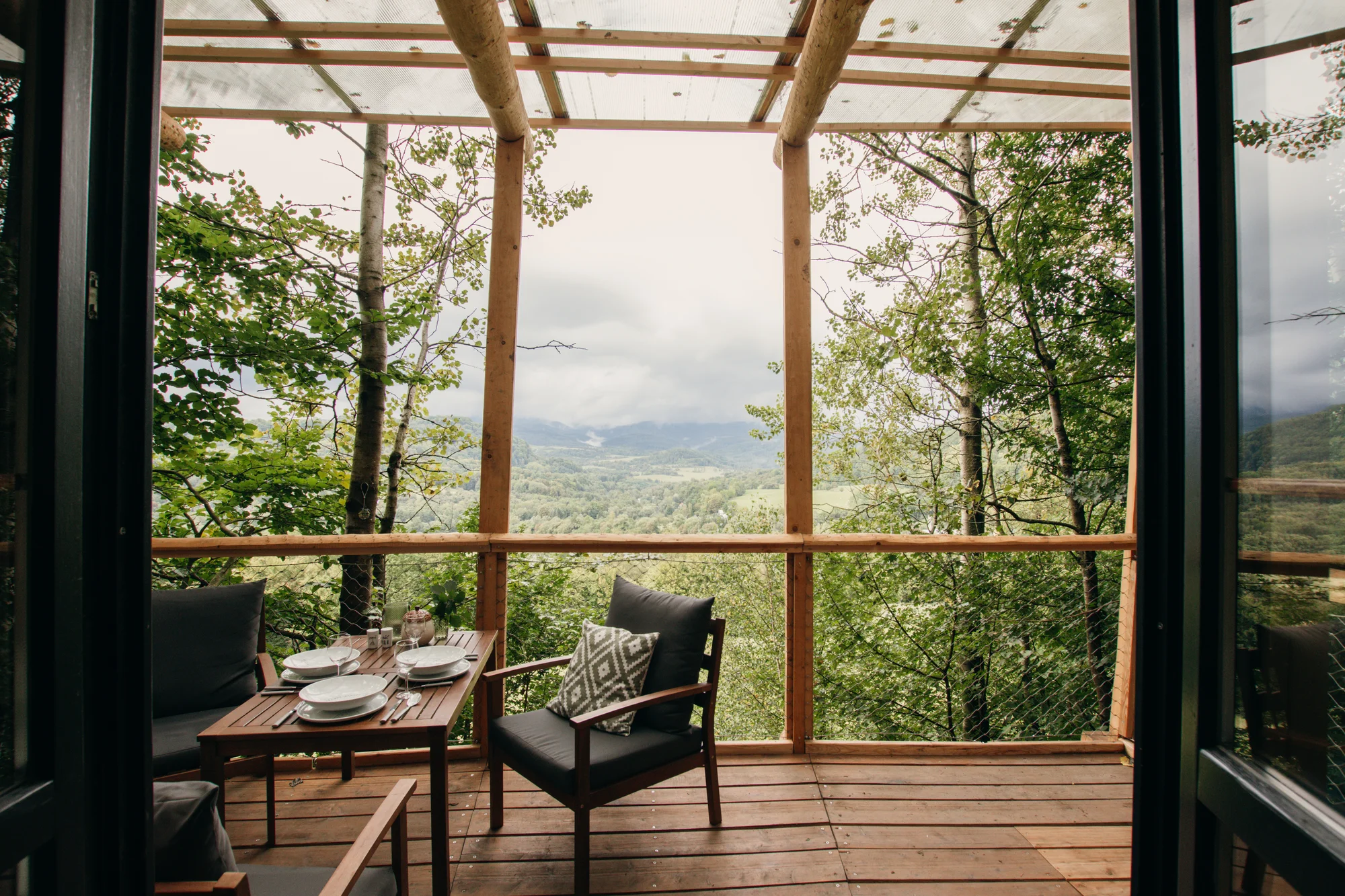 Vybavený treehouse na úpatí Krušných hor: terasa, houpací křesla i gril