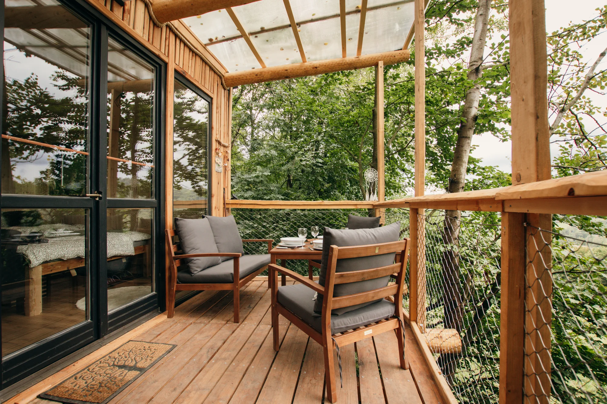 Vybavený treehouse na úpatí Krušných hor: terasa, houpací křesla i gril