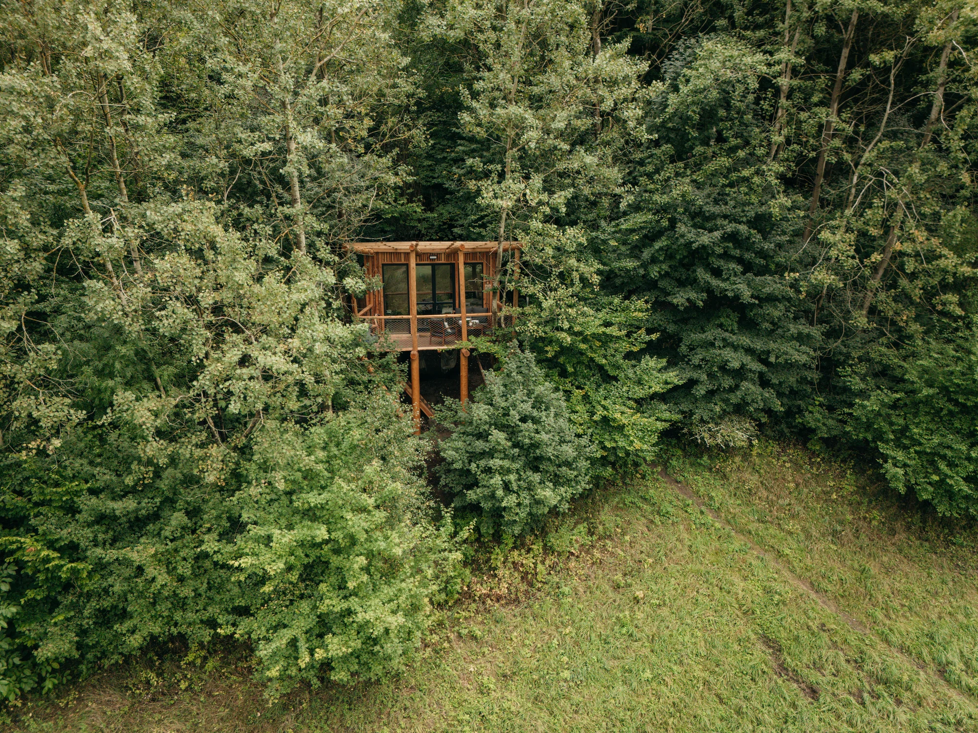Vybavený treehouse na úpatí Krušných hor: terasa, houpací křesla i gril