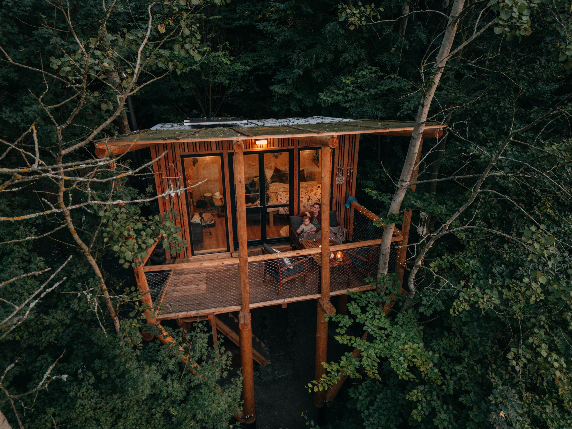 Vybavený treehouse na úpatí Krušných hor: terasa, houpací křesla i gril