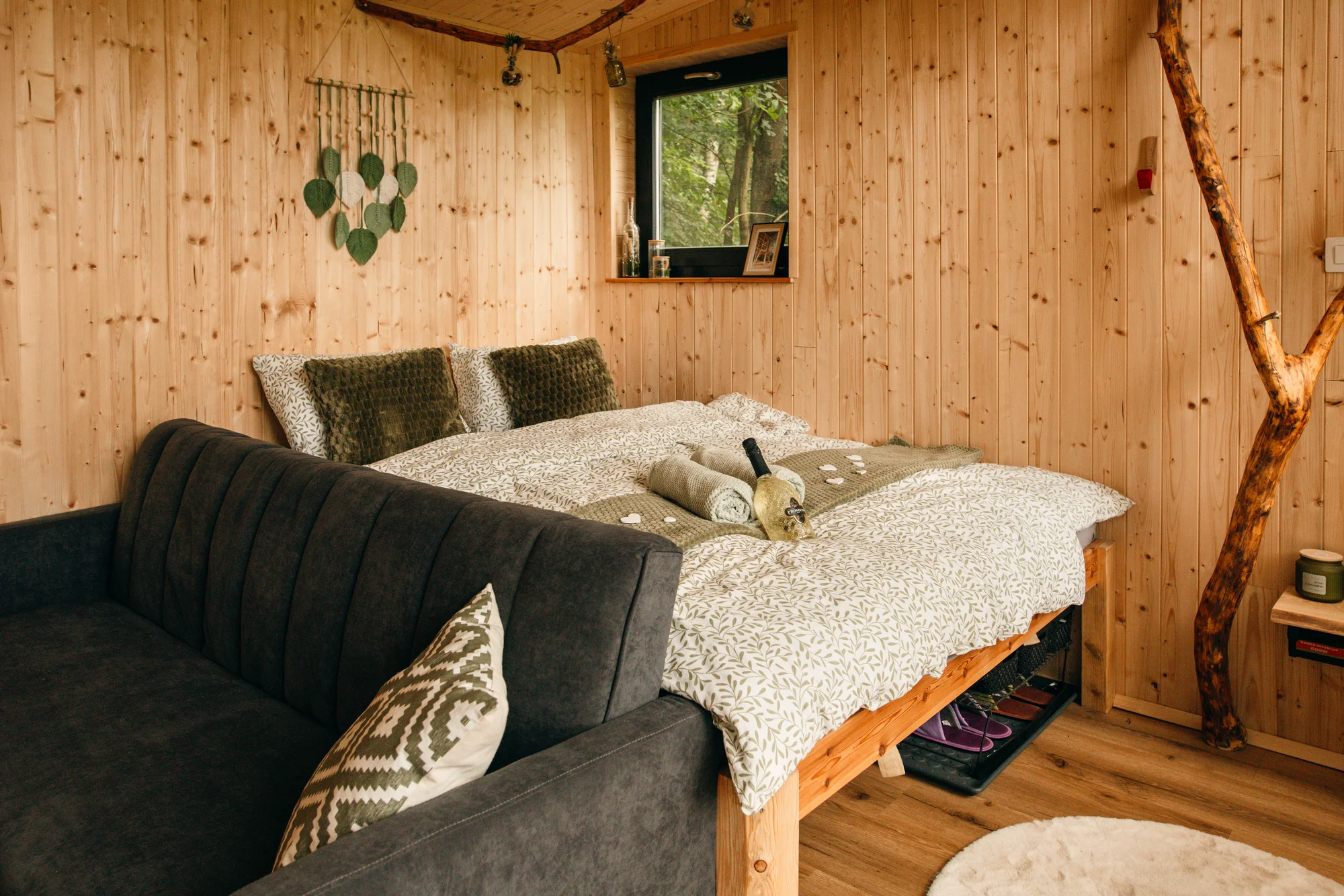 Vybavený treehouse na úpatí Krušných hor: terasa, houpací křesla i gril