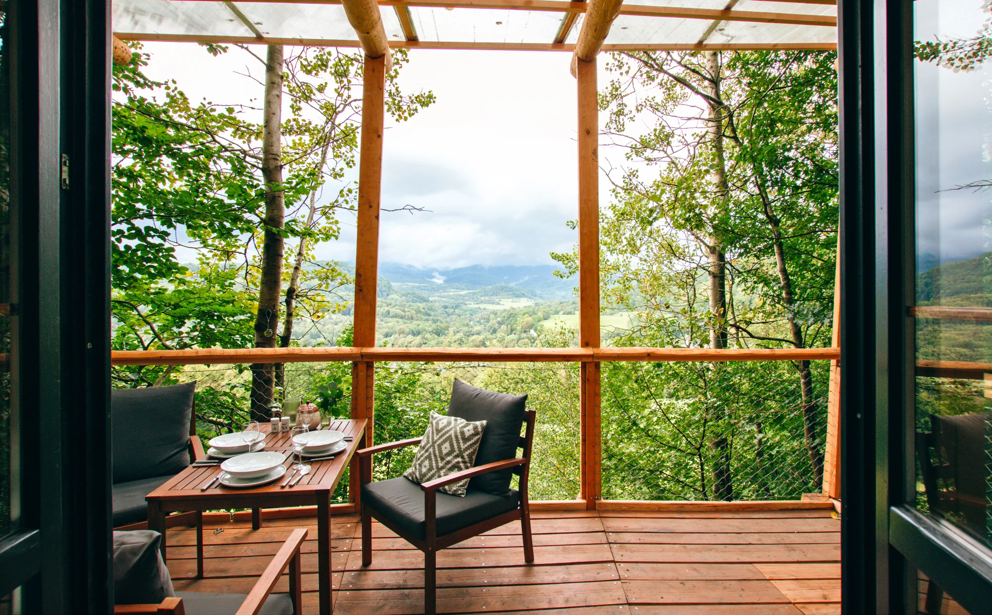 Vybavený treehouse na úpatí Krušných hor: terasa, houpací křesla i gril