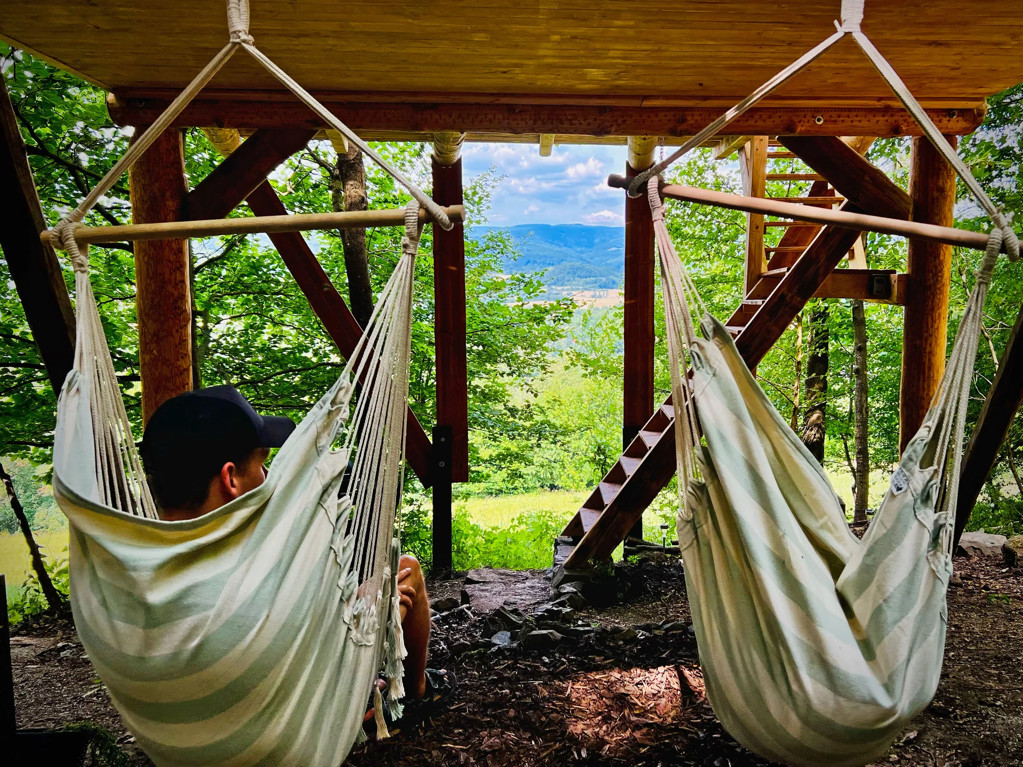 Vybavený treehouse na úpatí Krušných hor: terasa, houpací křesla i gril