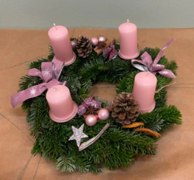 Připravte si vánoční výzdobu: workshop výroby adventních svícnů a věnců pro 1 až 2 osoby