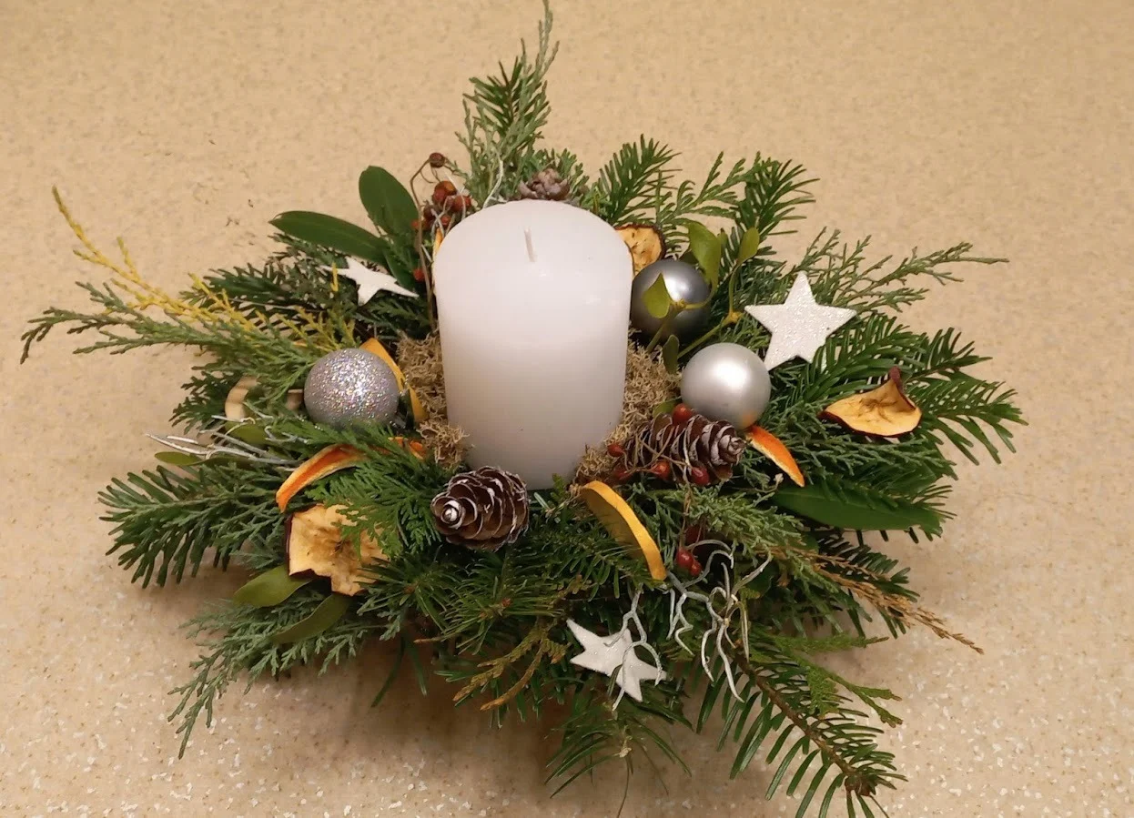 Připravte si vánoční výzdobu: workshop výroby adventních svícnů a věnců pro 1 až 2 osoby