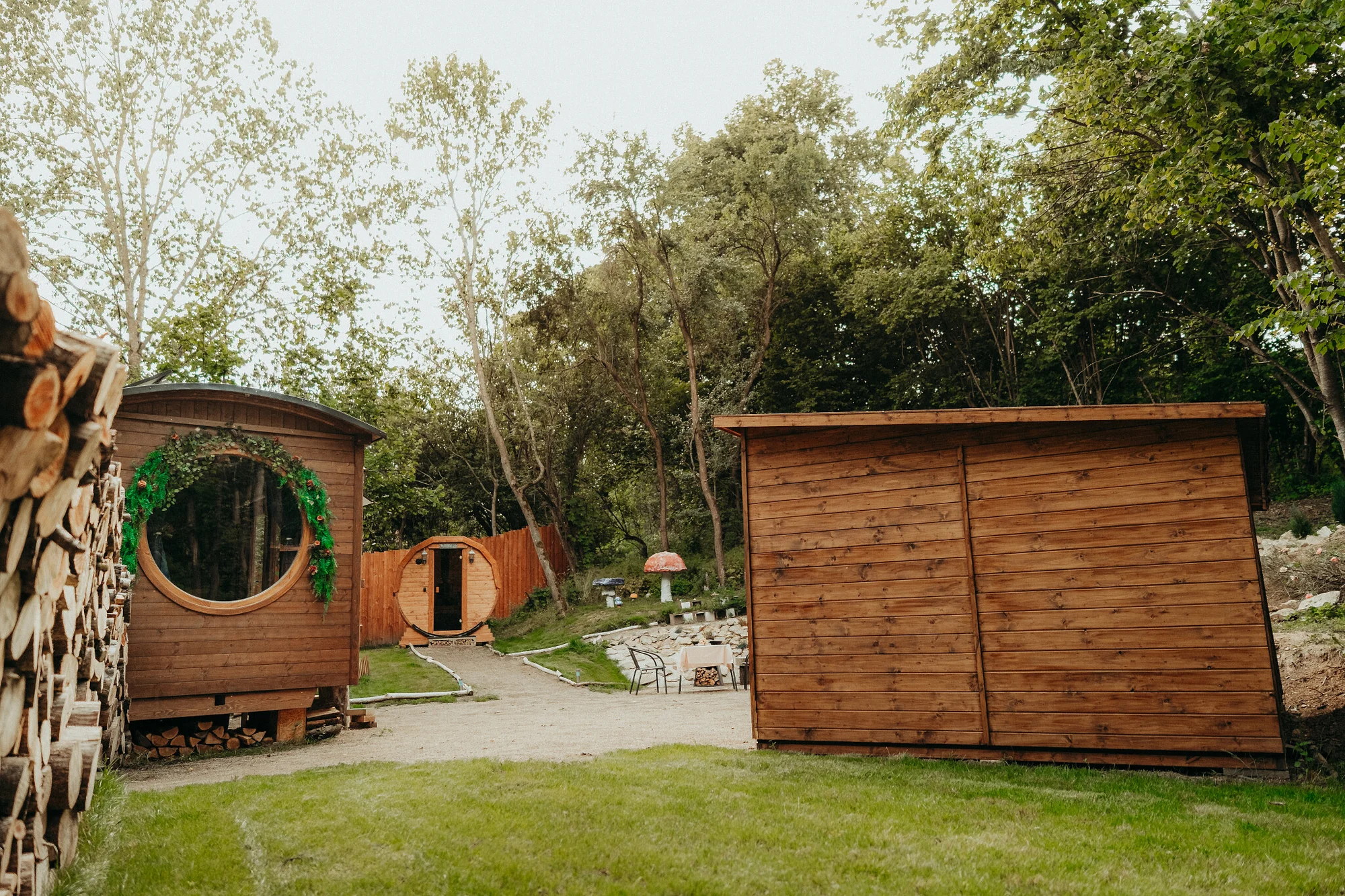 Kouzelná maringotka u CHKO Blaník inspirovaná Alenkou v říši divů: čajovna i privátní wellness