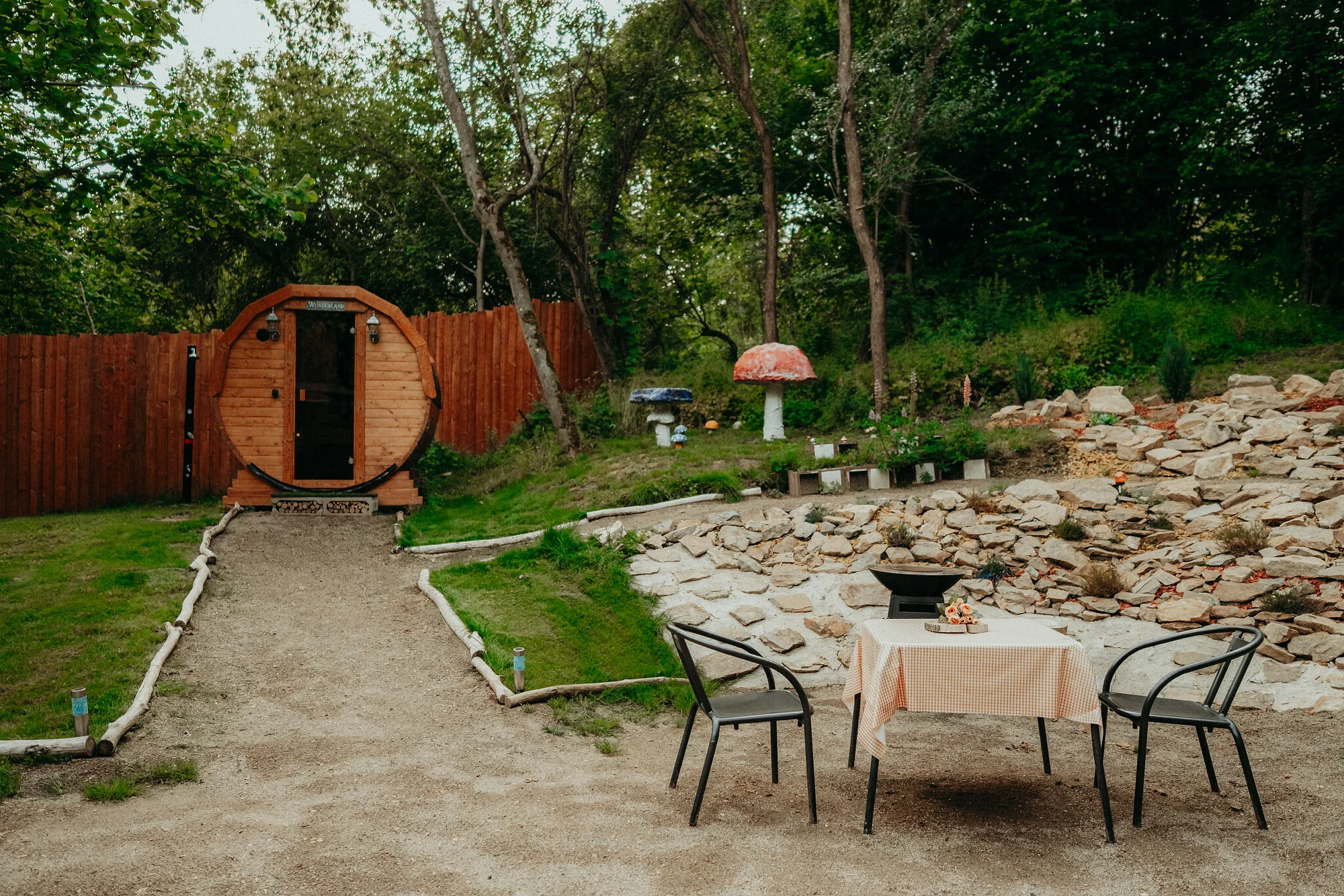 Kouzelná maringotka u CHKO Blaník inspirovaná Alenkou v říši divů: čajovna i privátní wellness