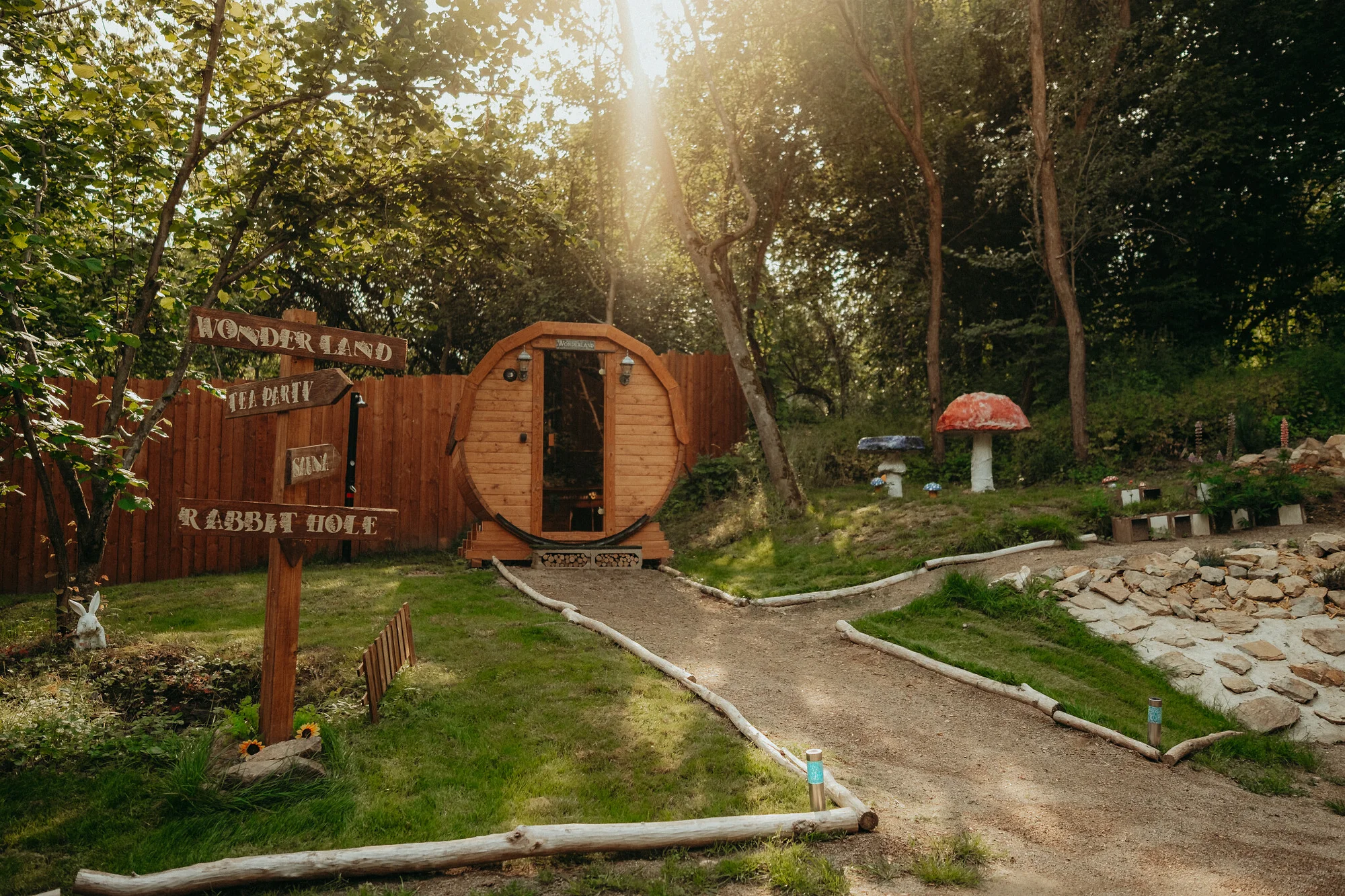 Kouzelná maringotka u CHKO Blaník inspirovaná Alenkou v říši divů: čajovna i privátní wellness