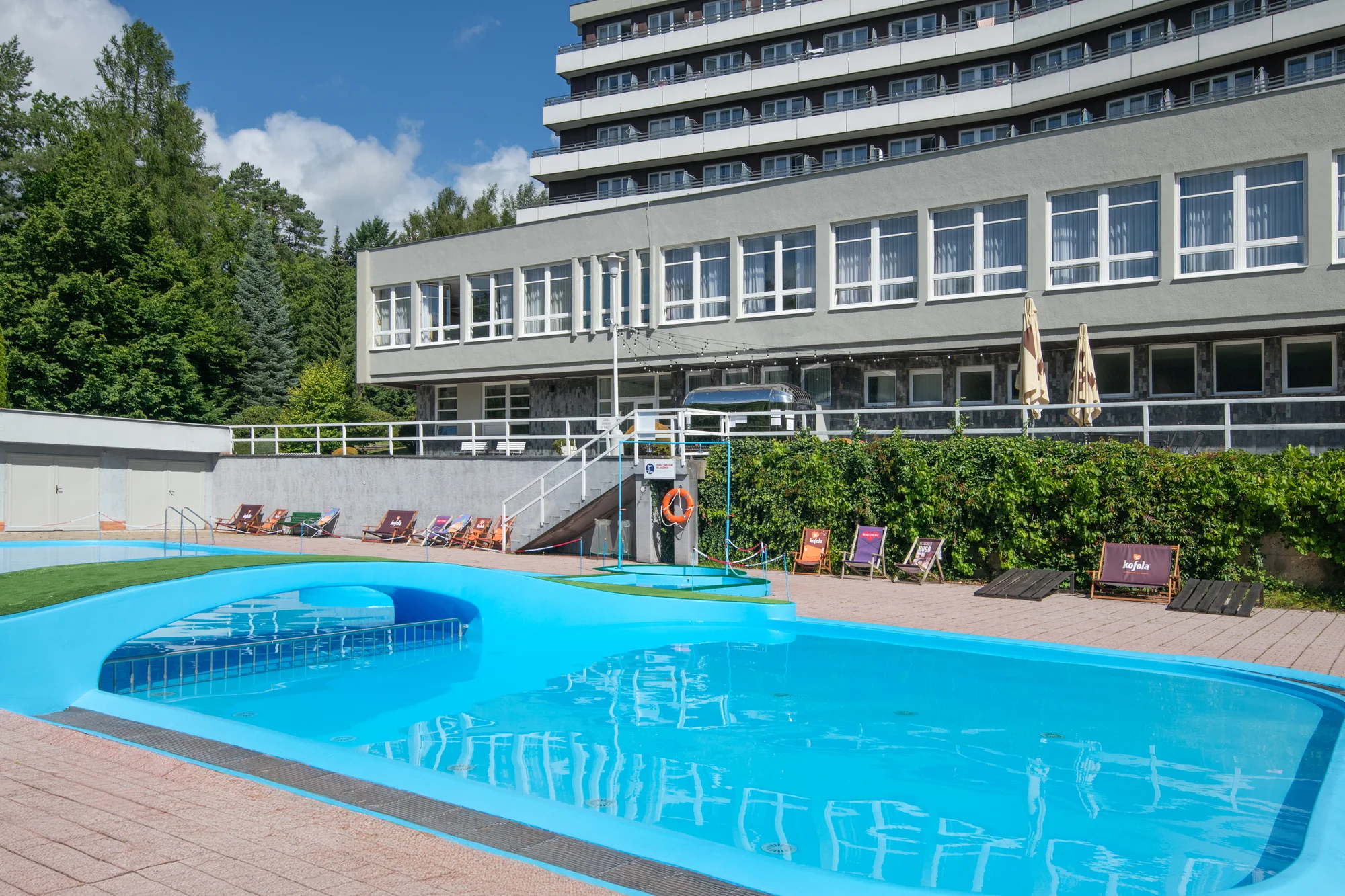 Relax v Rožnově: zrekonstruované pokoje, jídlo, vnitřní a venkovní bazén, sauna, masáže i procedury