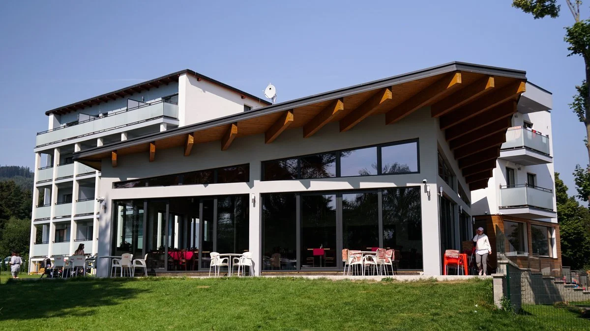 Moderní hotel přímo na břehu Oravské přehrady s polopenzí i slevou na plavbu lodí