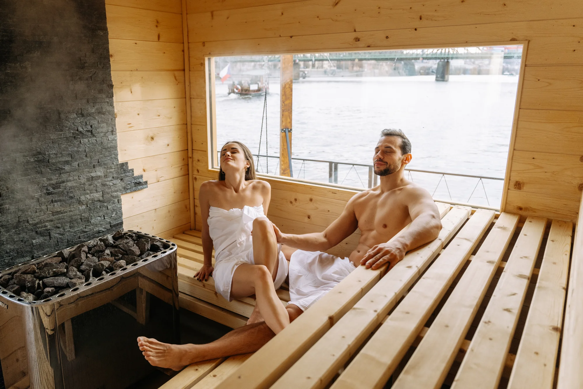 2 hodiny v sauně na Vltavě: relax pro 1-2 osoby s výhledem na Vyšehrad