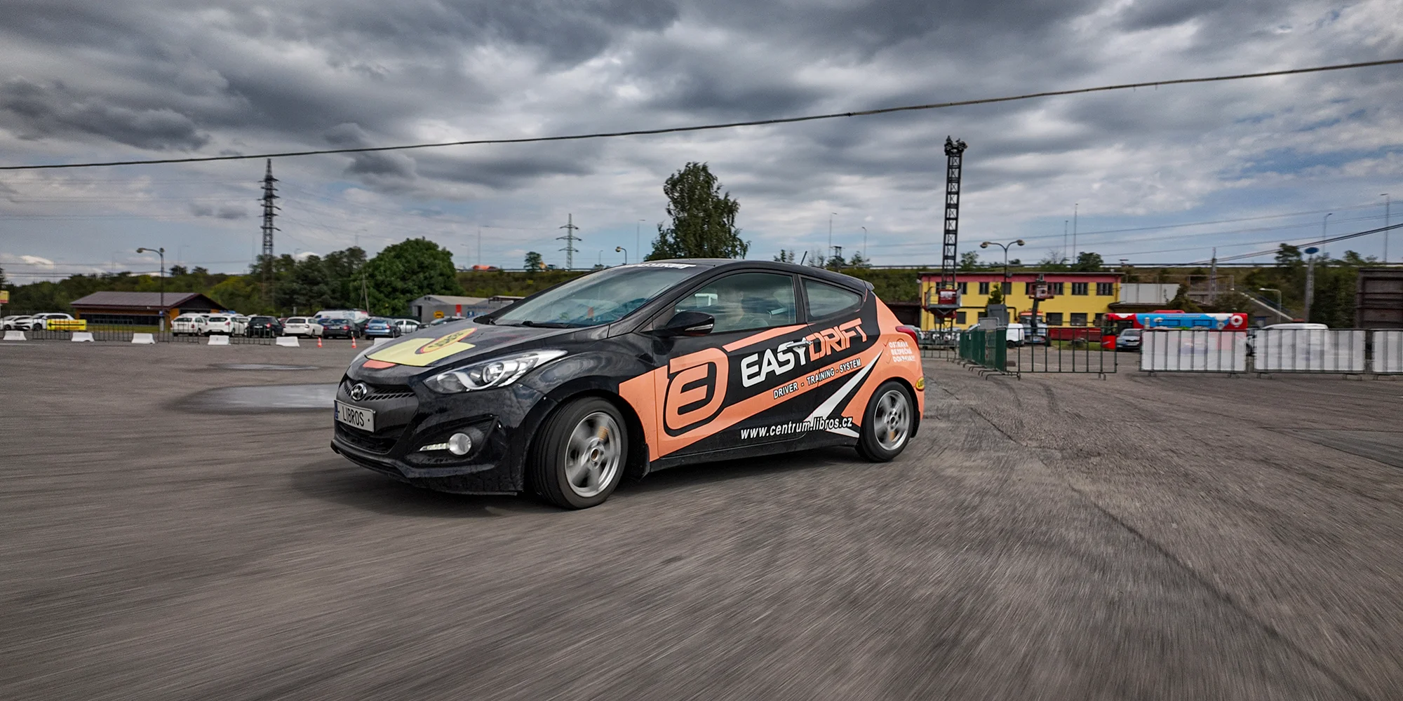 Posuňte své řidičské schopnosti na další level: škola smyku i driftování