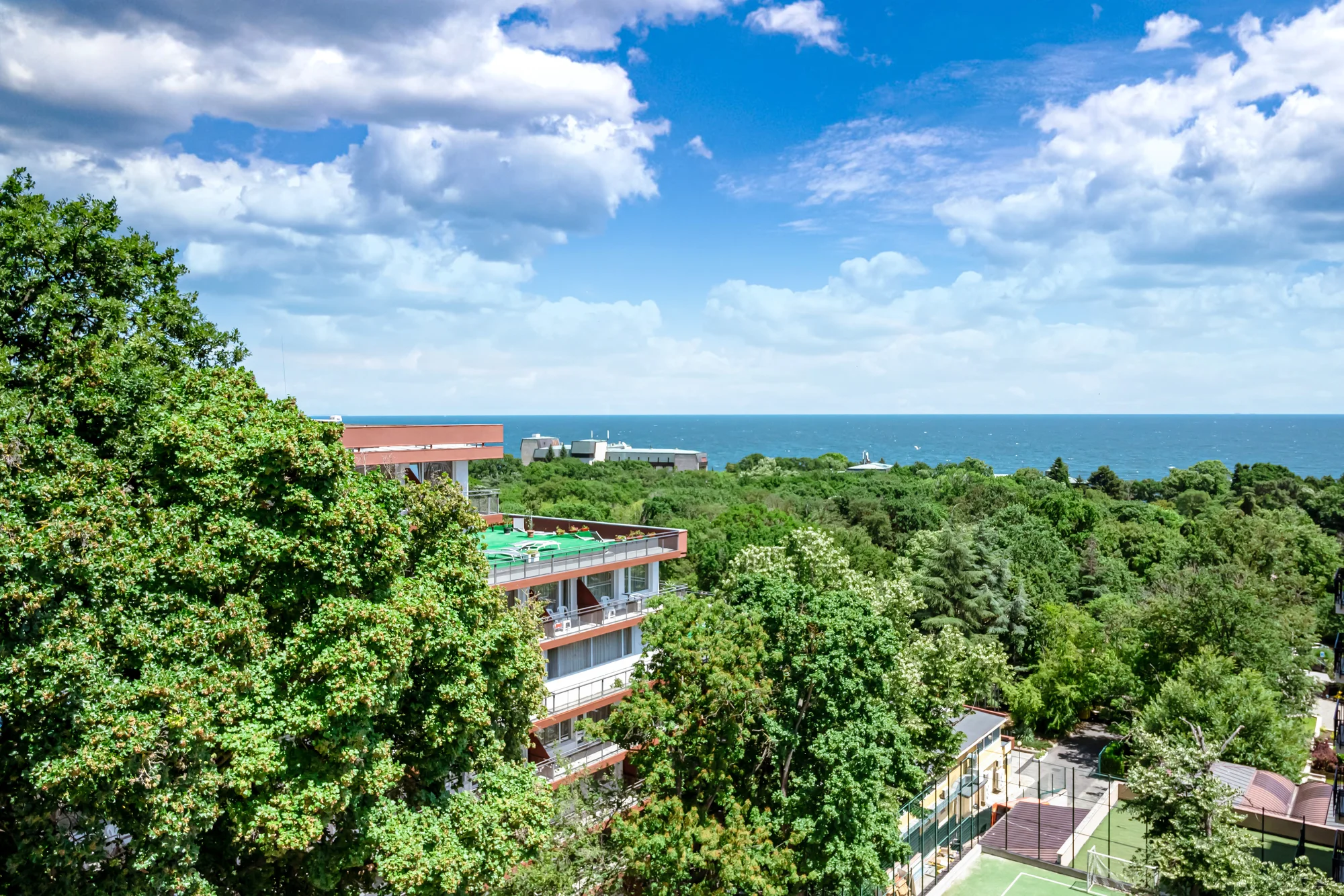 All inclusive dovolená v Bulharsku: apartmány pro páry i rodiny, bazén, animace i děti zdarma