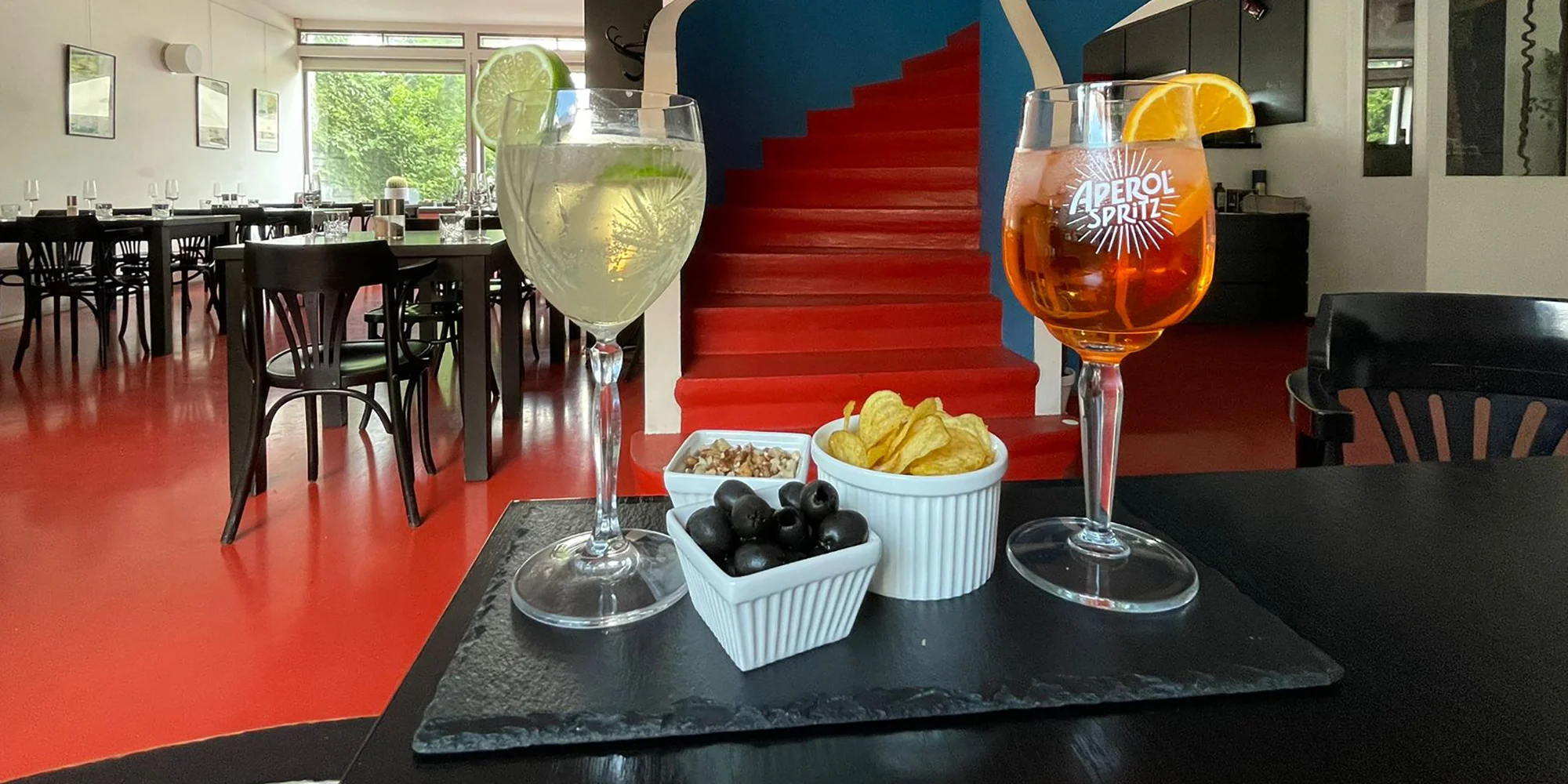 Italské osvěžení ve funkcionalistické kavárně: Aperol Spritz pro 2 až 4 osoby i slané zobání