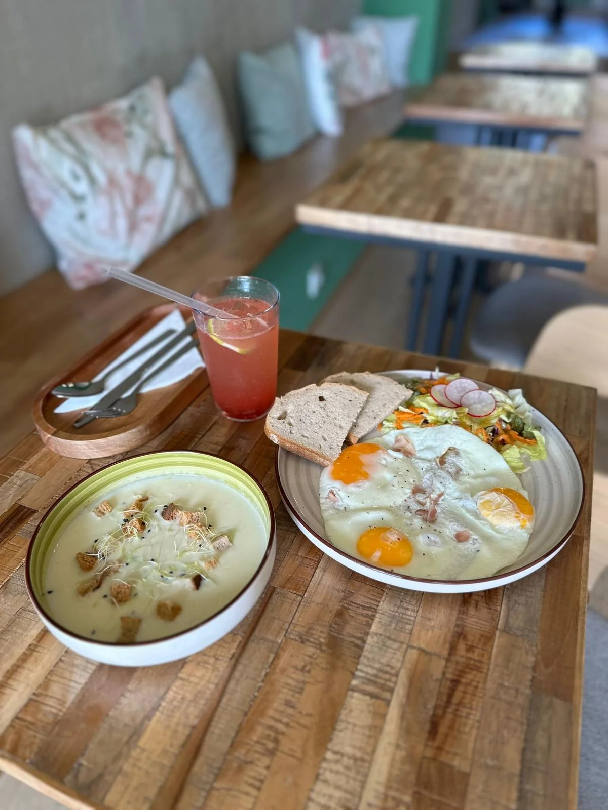 Obědové menu nasladko i naslano: polévka, hlavní chod a limonáda pro 1 a 2 osoby