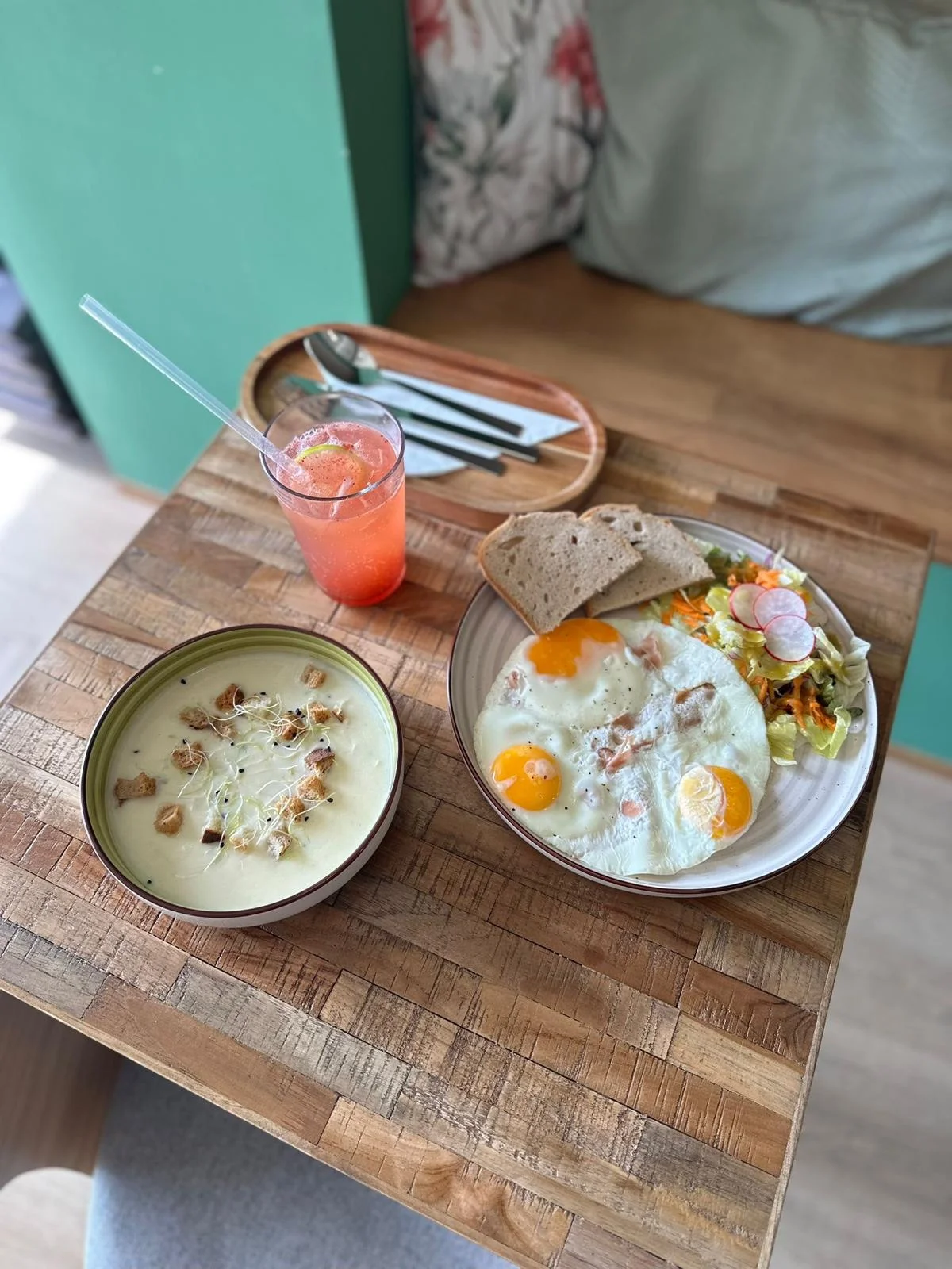 Obědové menu nasladko i naslano: polévka, hlavní chod a limonáda pro 1 a 2 osoby