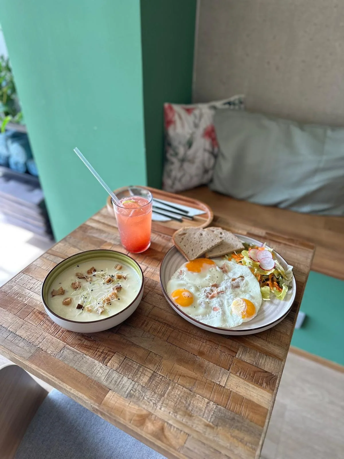Obědové menu nasladko i naslano: polévka, hlavní chod a limonáda pro 1 a 2 osoby