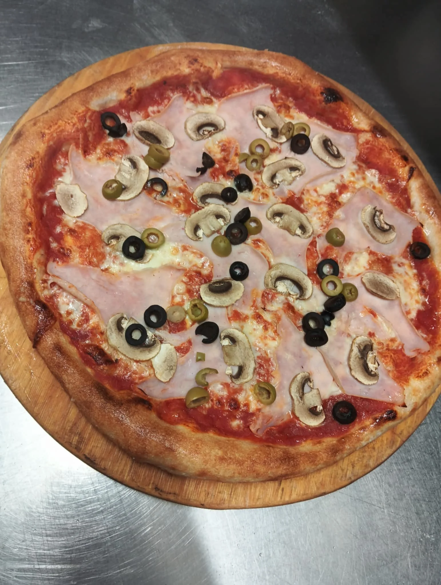 Jedna nebo dvě pizzy o průměru 32 cm podle výběru ze 13 druhů