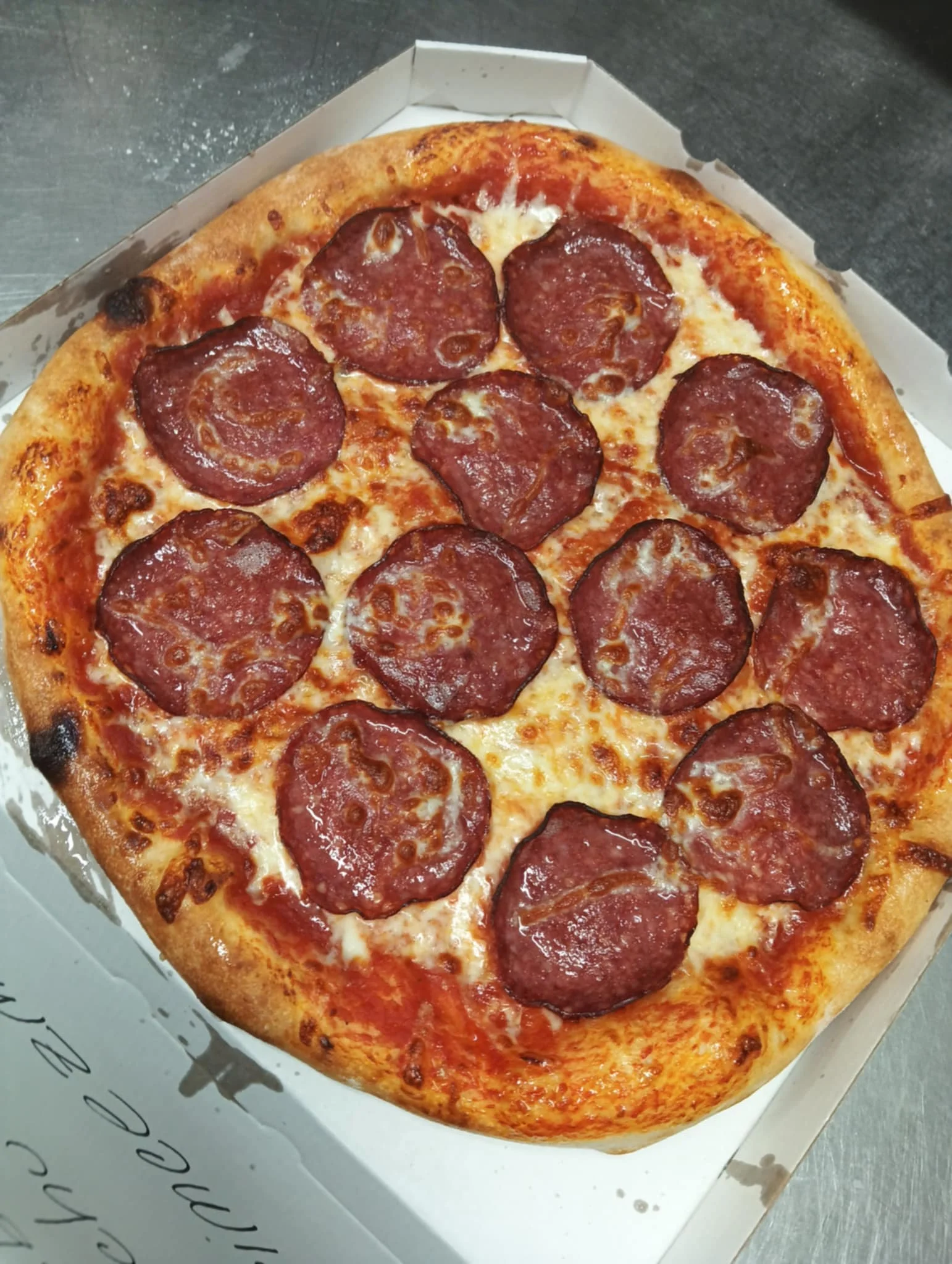 Jedna nebo dvě pizzy o průměru 32 cm podle výběru ze 13 druhů