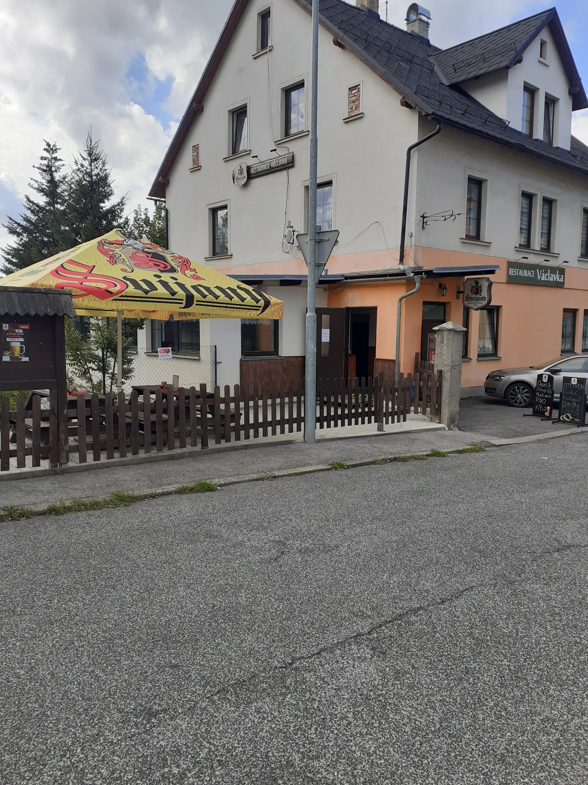 Jedna nebo dvě pizzy o průměru 32 cm podle výběru ze 13 druhů