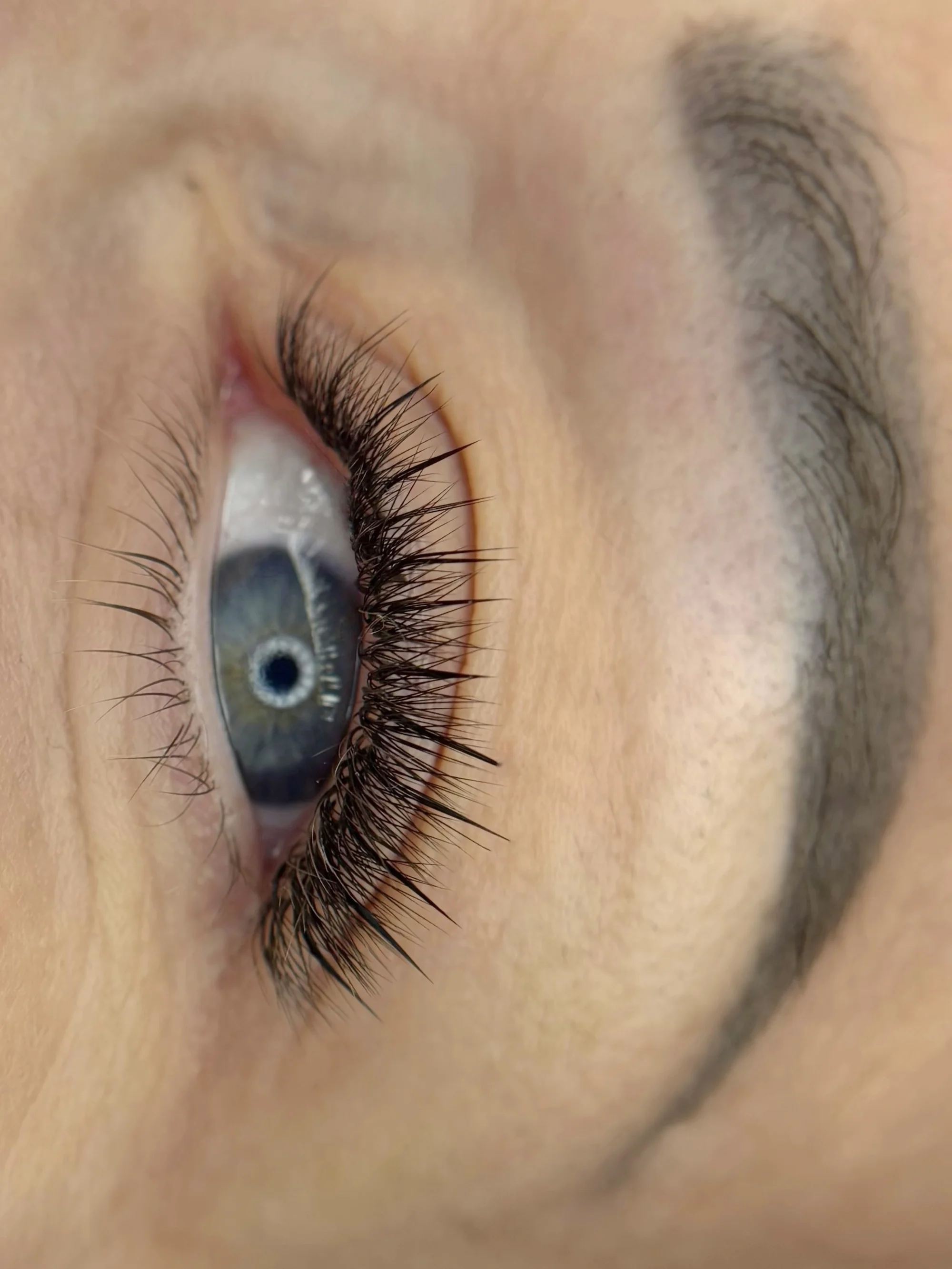 Profesionální prodloužení a zhuštění řas: metoda Classic, Volume, Wispy nebo Wet Look