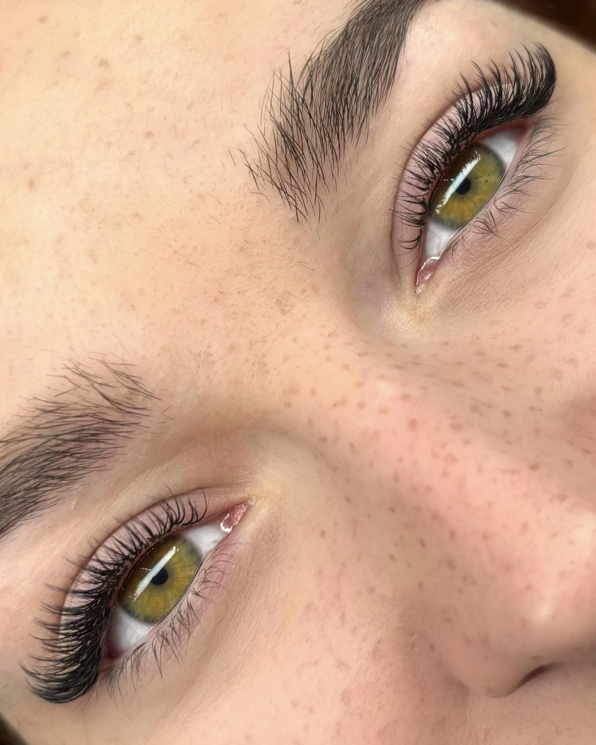 Profesionální prodloužení a zhuštění řas: metoda Classic, Volume, Wispy nebo Wet Look