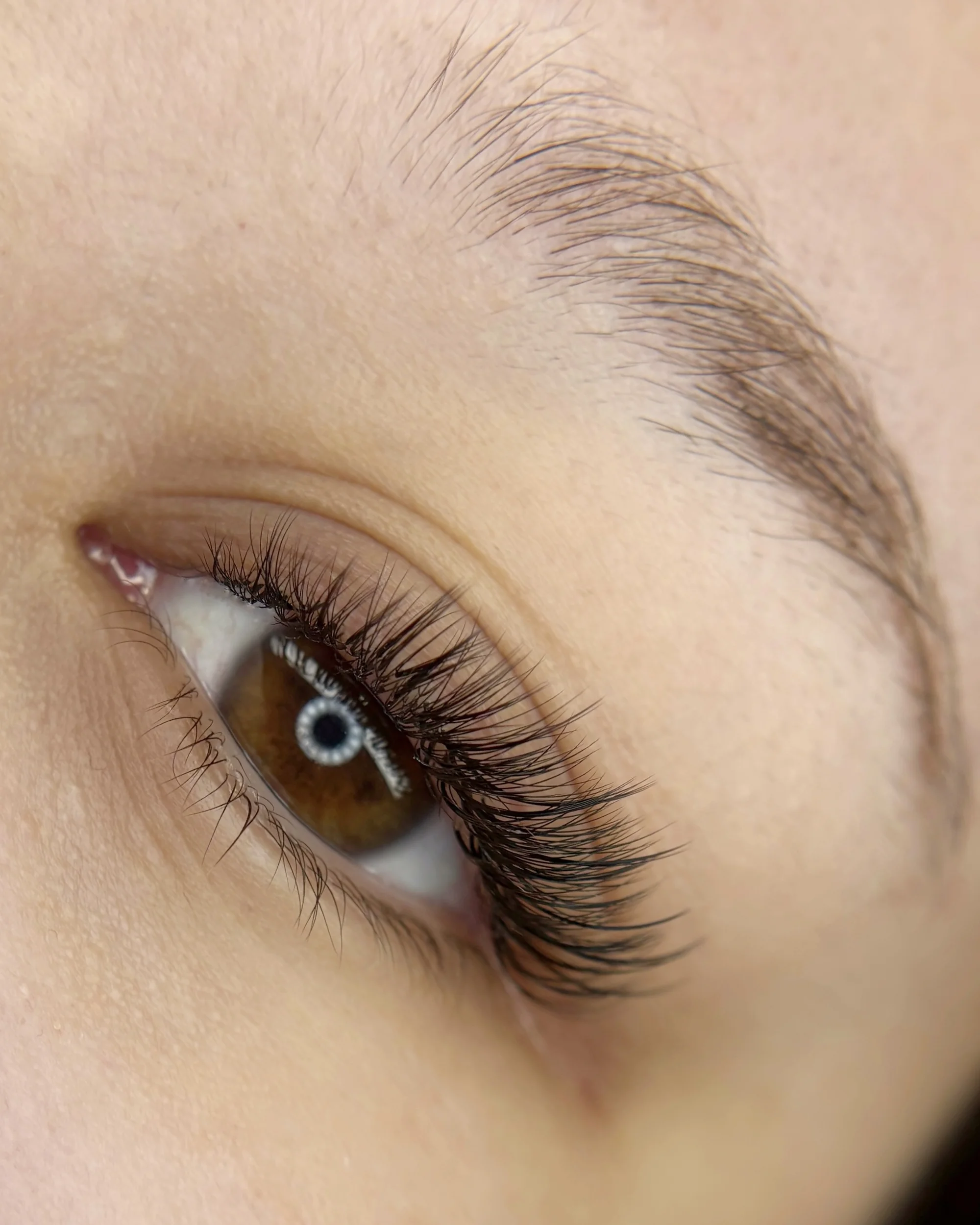 Profesionální prodloužení a zhuštění řas: metoda Classic, Volume, Wispy nebo Wet Look