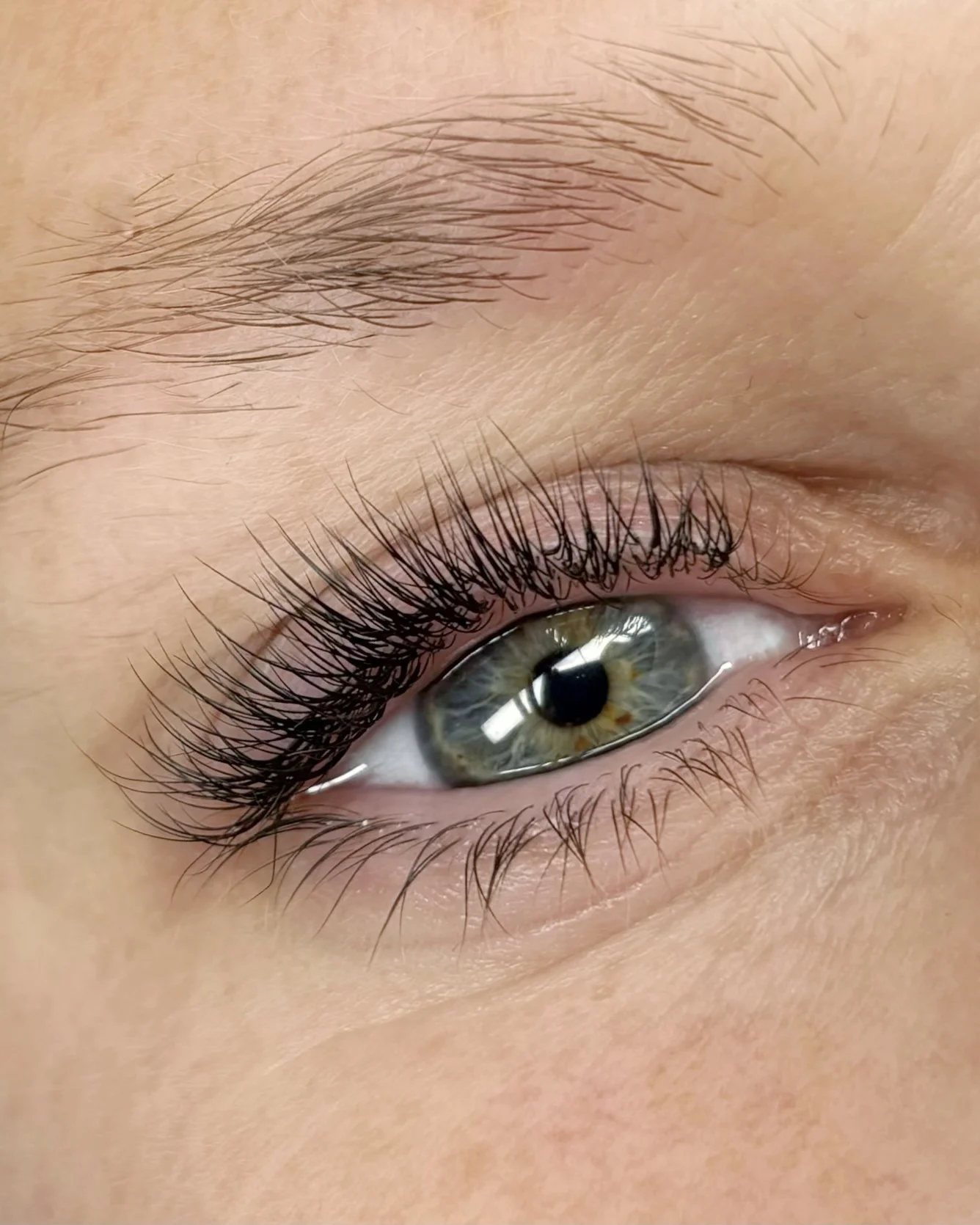 Profesionální prodloužení a zhuštění řas: metoda Classic, Volume, Wispy nebo Wet Look