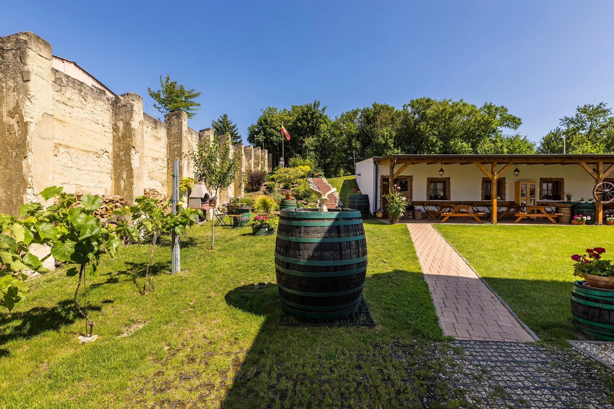 Dovolená na Moravě pro pár: penzion v Mikulově, degustace a košík s dobrotami