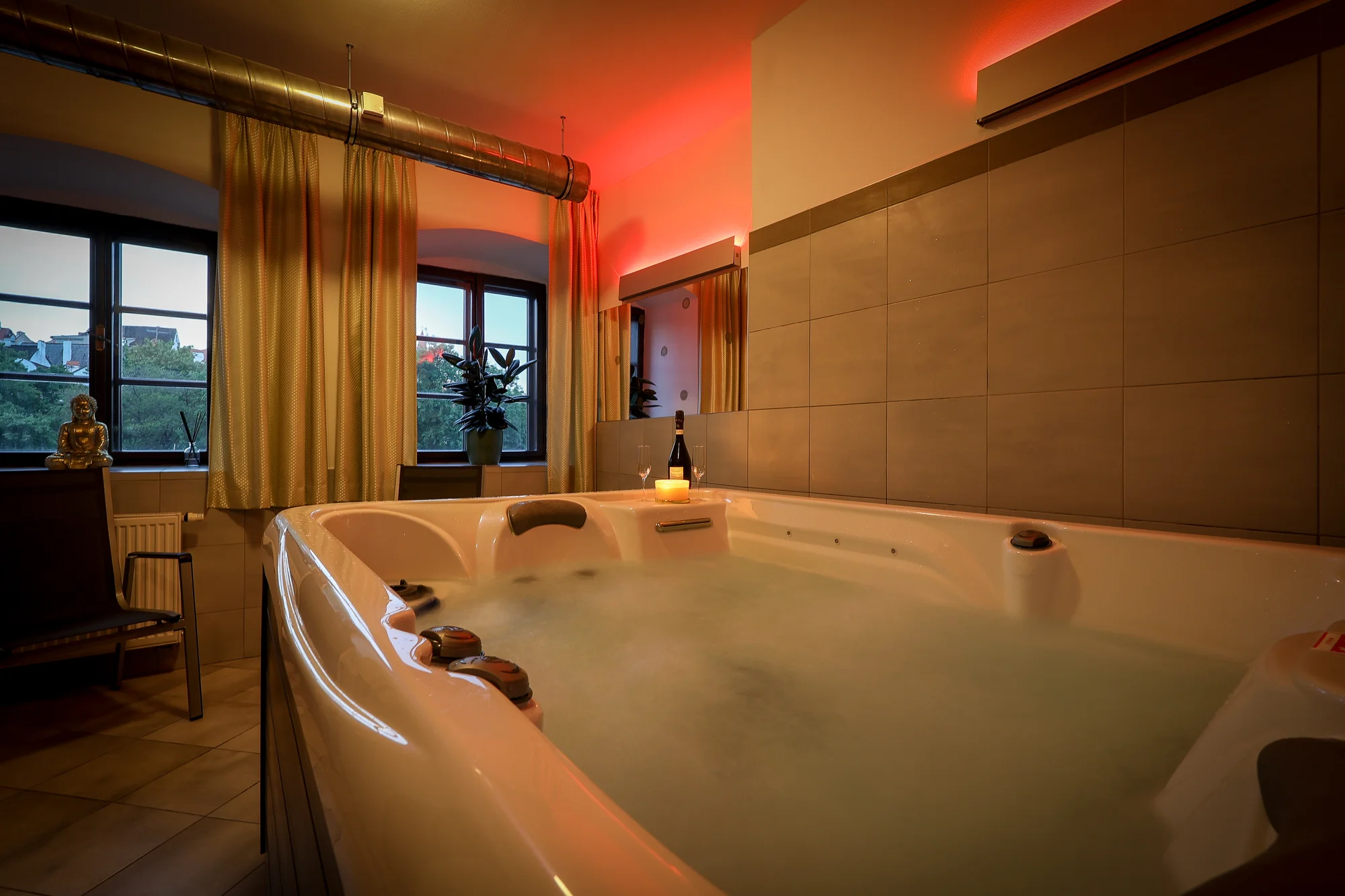 Krásný hotel v srdci Českého Krumlova s výhledem na Vltavu i zámek: balíčky s jídlem, wellness i voroplavbou