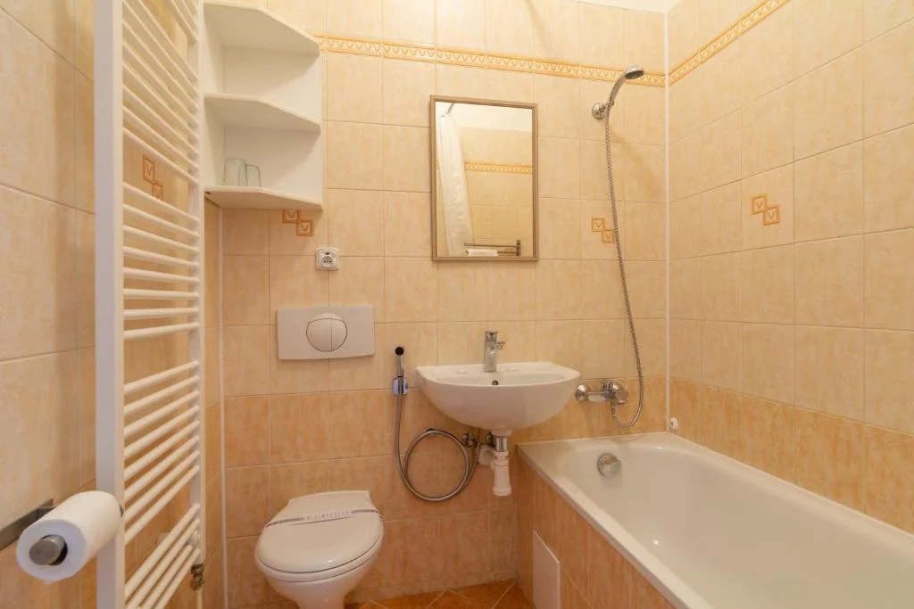 Hotel v centru Karlových Varů: jídlo a wellness, možnost masáže i solné jeskyně