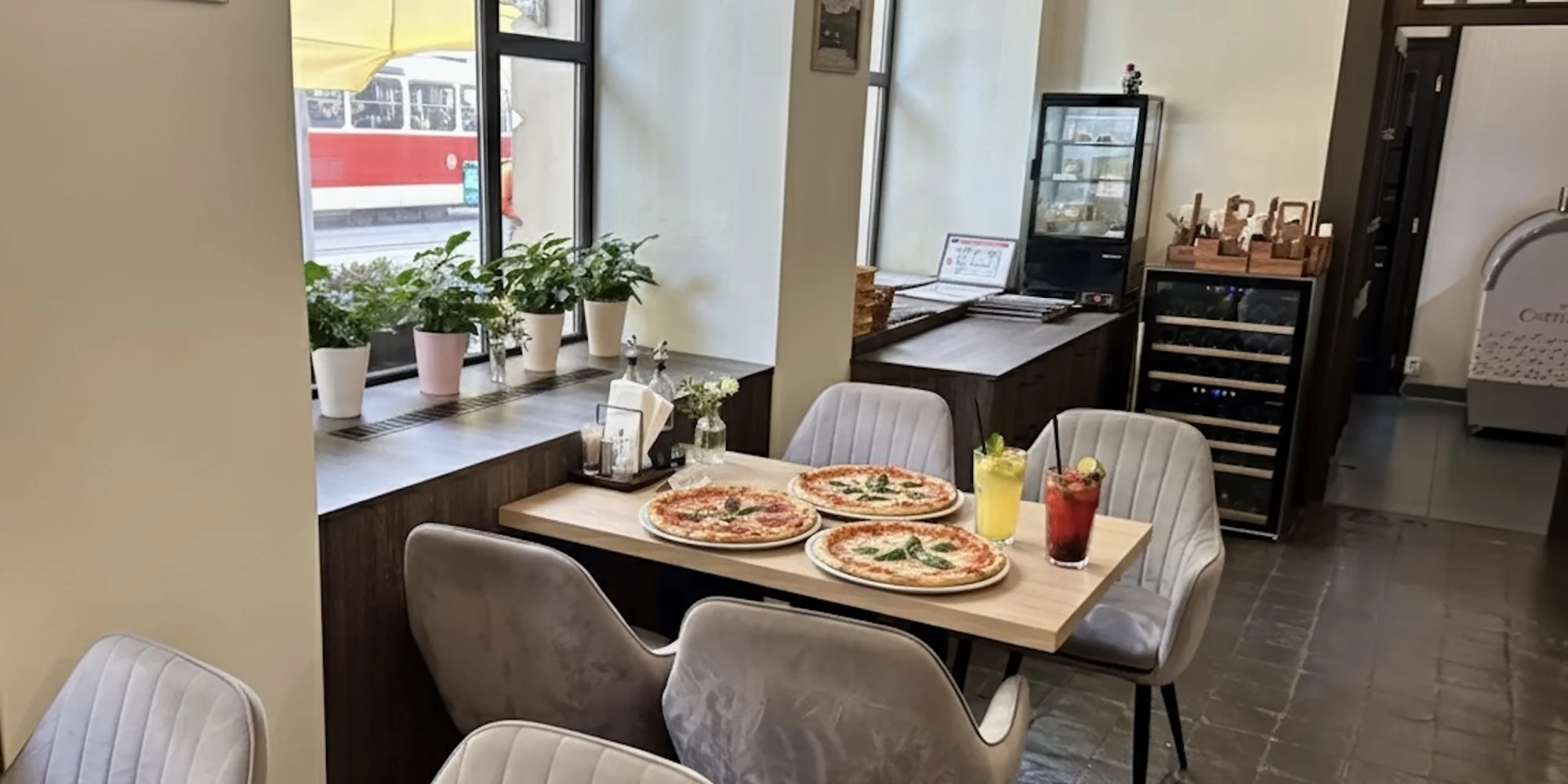 Pizza dle výběru i vč. nápoje pro 1-2 osoby v samém srdci Prahy: margherita i diavola