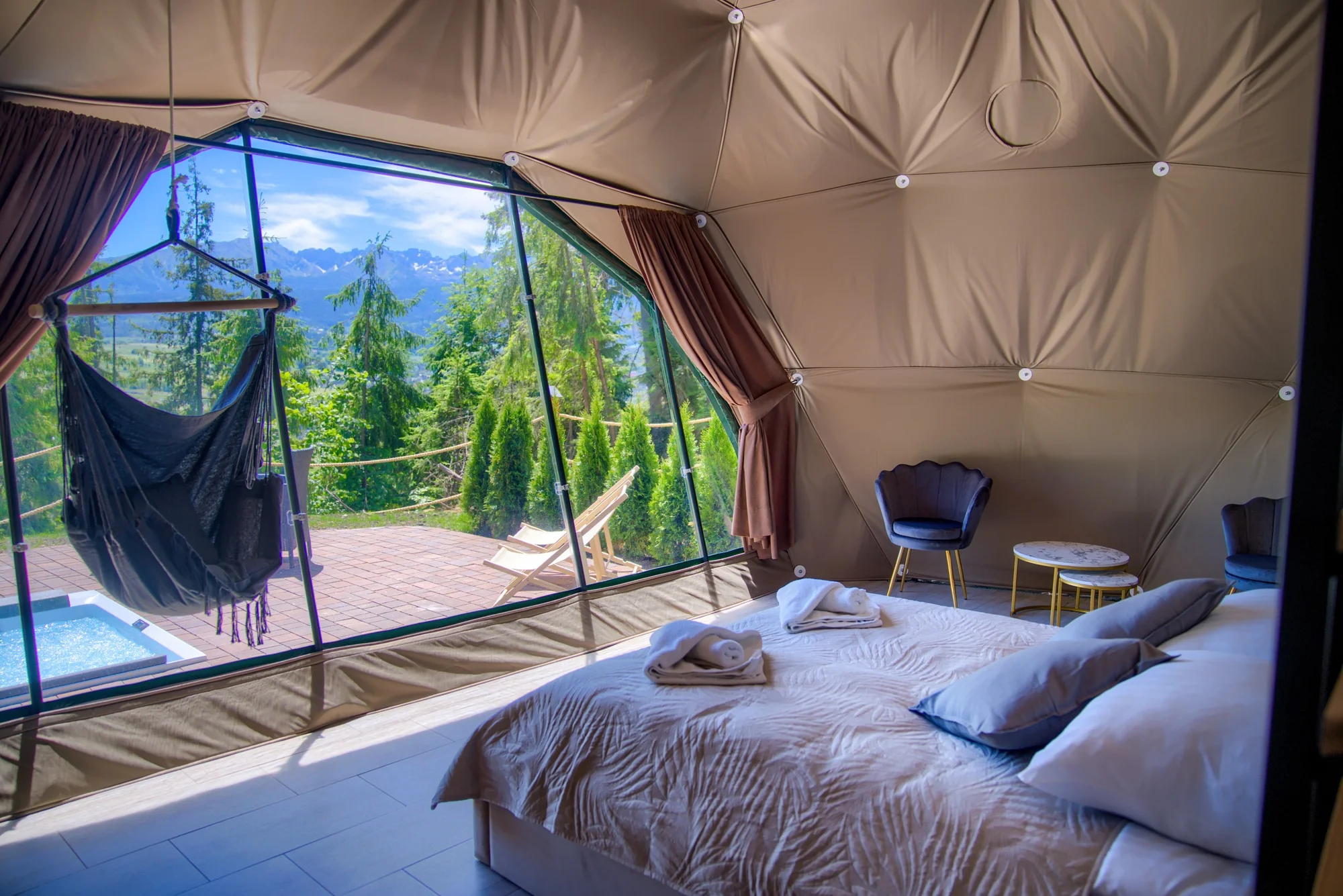 Romantický glamping s venkovní vířivkou jen 8 km od Zakopaného