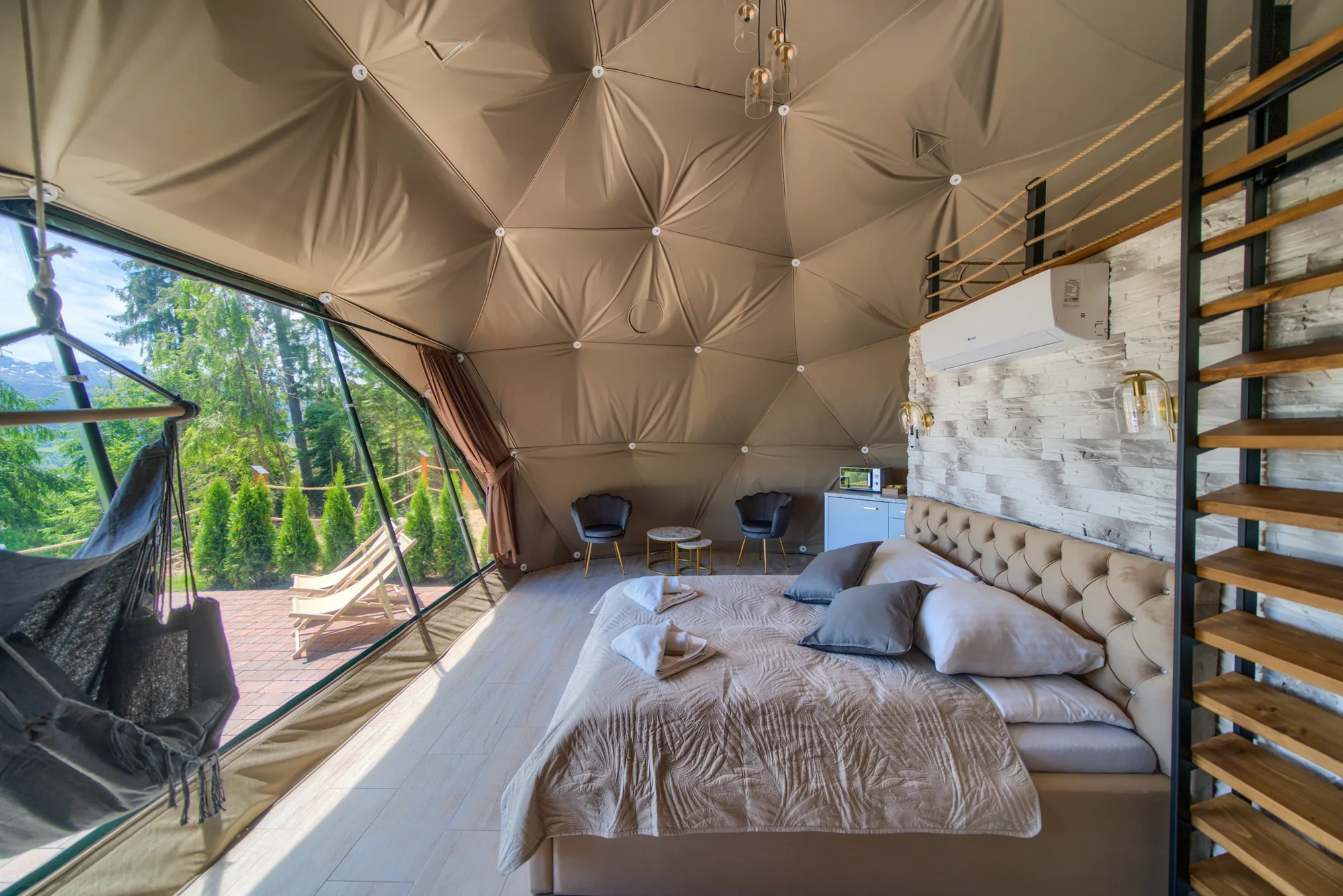 Romantický glamping s venkovní vířivkou jen 8 km od Zakopaného