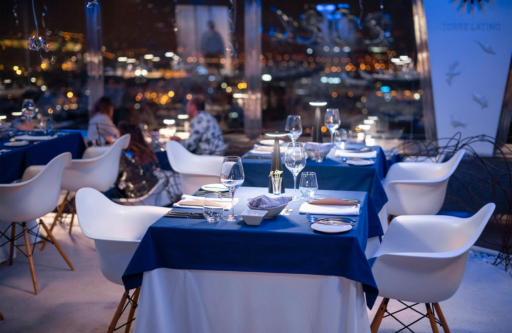 Dárkové poukazy na jídlo i nápoje ve 3 restauracích Žižkovské věže: Miminoo, Oblaca a Bistro 66