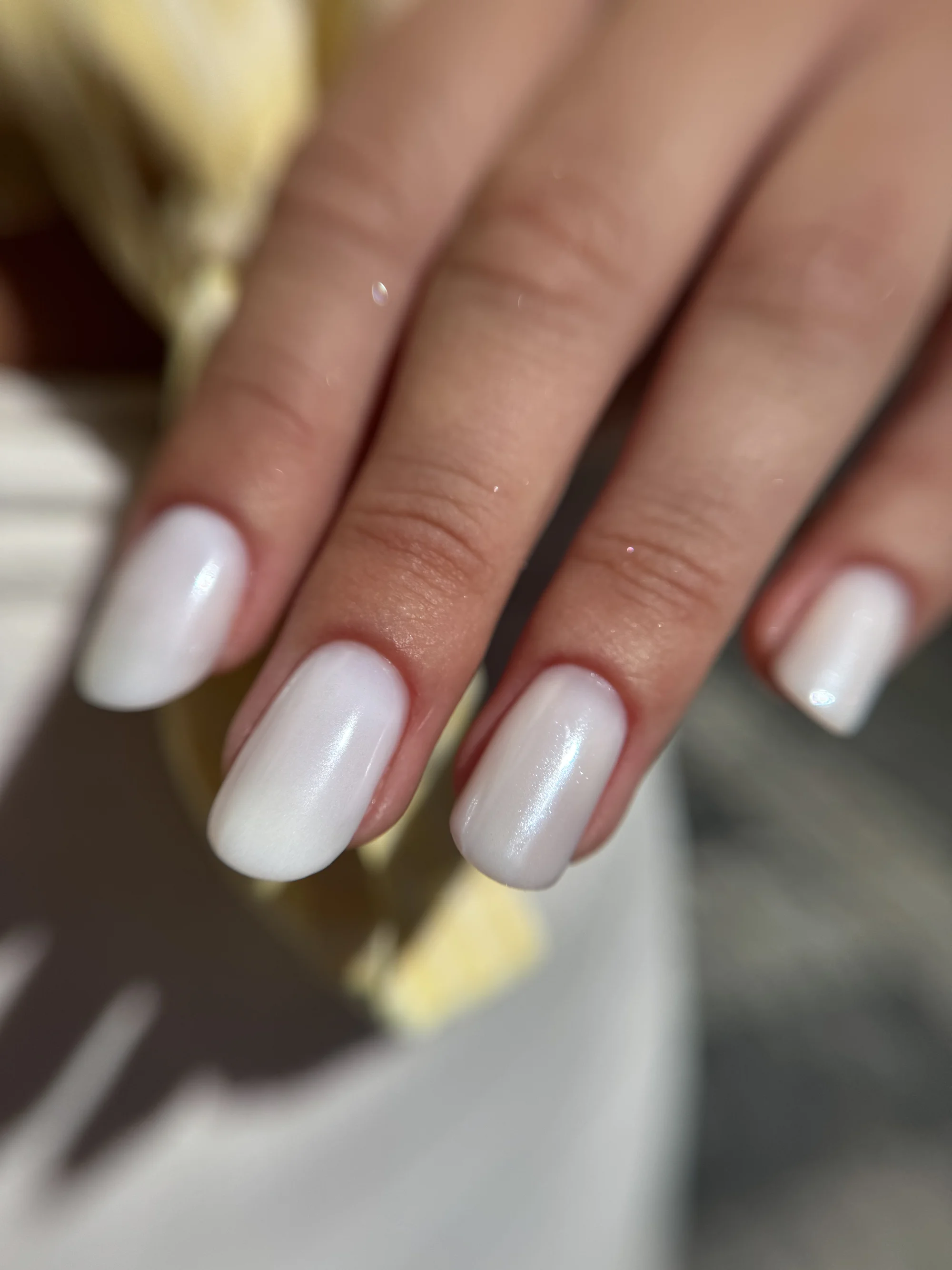 Krásné a pevné nehty: kombinovaná manikúra, gel lak i design