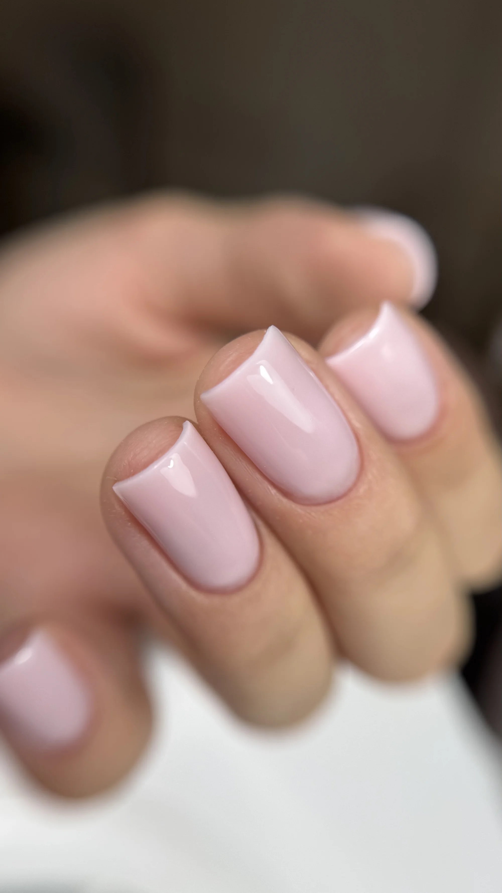 Krásné a pevné nehty: kombinovaná manikúra, gel lak i design