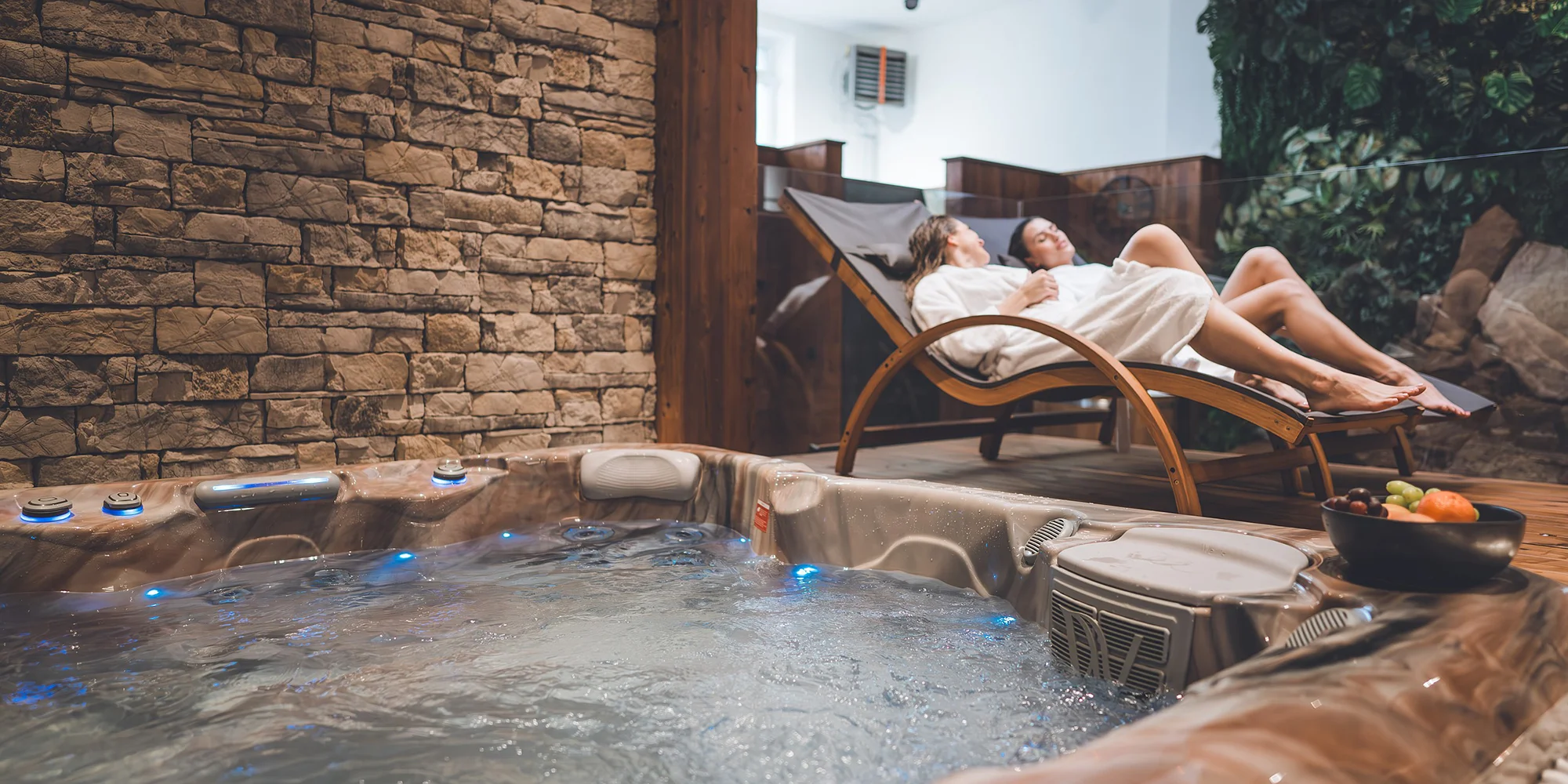 Privátní wellness pro 2-4 osoby: sauna, vířivka, dubová vana i krb na 2-3 hodiny nebo celou noc