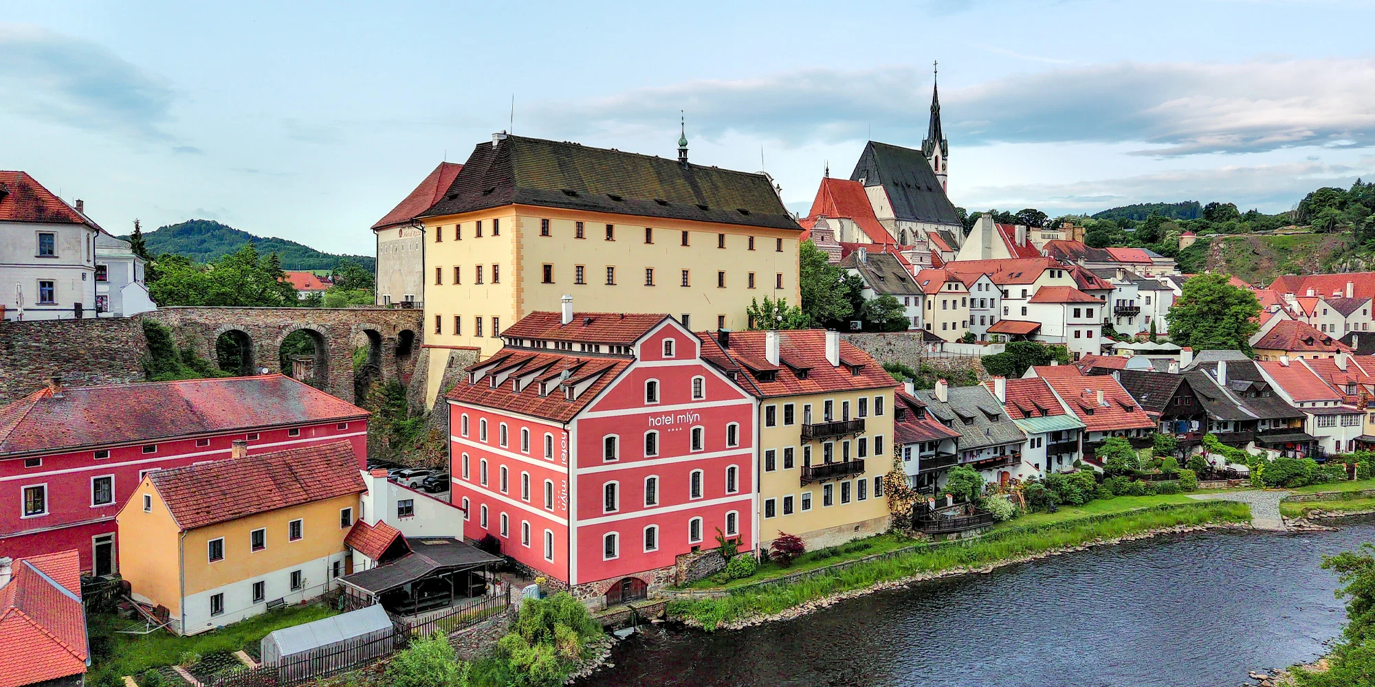 Krásný hotel v srdci Českého Krumlova s výhledem na Vltavu i zámek: balíčky s jídlem, wellness i voroplavbou