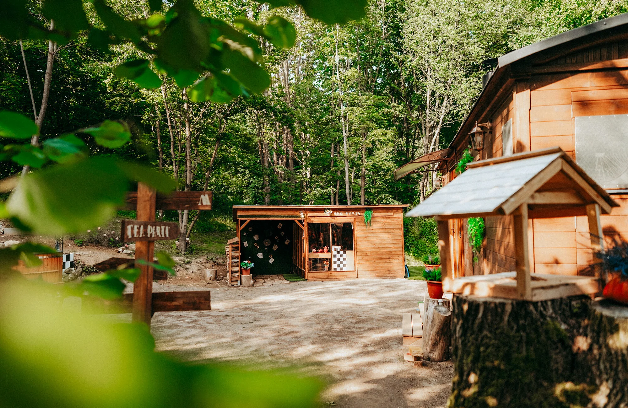 Kouzelná maringotka u CHKO Blaník inspirovaná Alenkou v říši divů: čajovna i privátní wellness