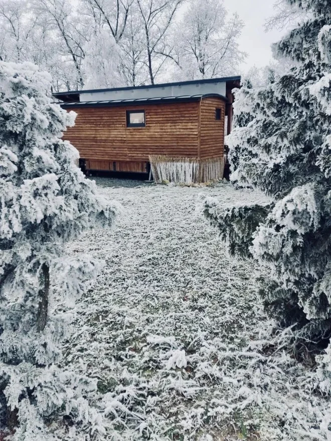 Relax ve stylové maringotce u Dvora Králové pro dva: kuchyňka i terasa s ohništěm