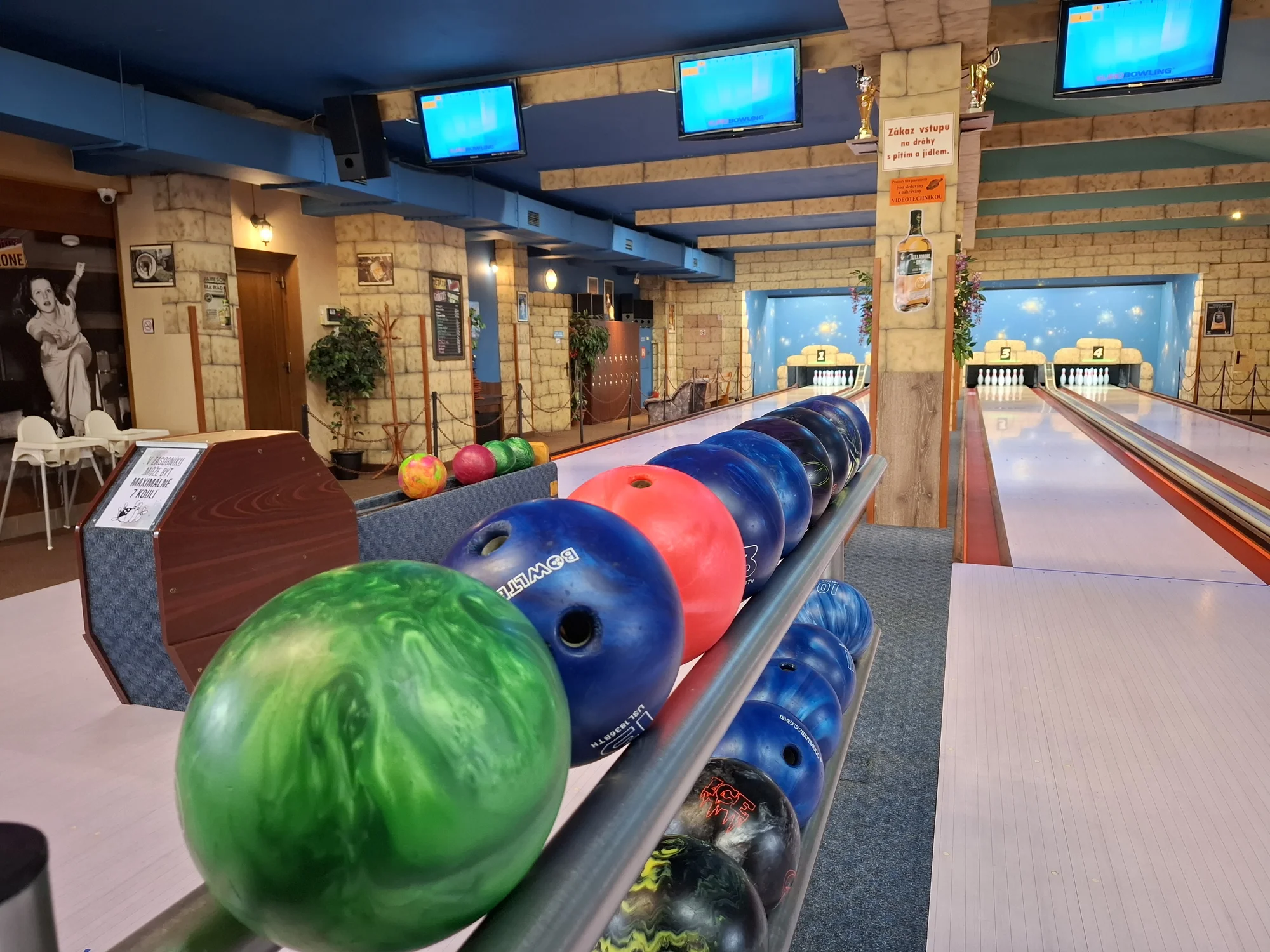 Bowling s pizzou, řízky či kuřecími křídly nebo žebry až pro 8 osob
